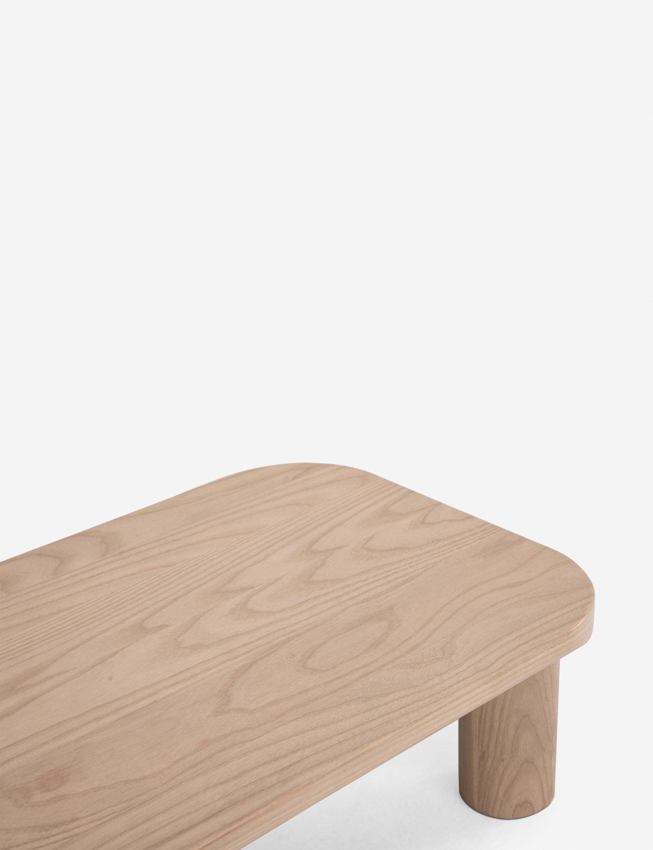Table de chevet - Un studio de design de mobilier cherche à créer des espaces ouverts et naturels avec sa ligne de mobilier minimaliste