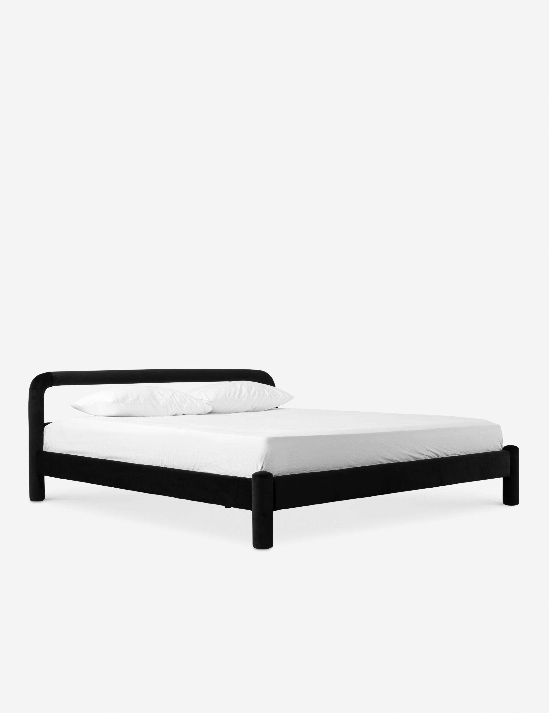 Lit plateforme - Un studio de design de mobilier cherche à créer des espaces ouverts et naturels avec sa ligne de mobilier minimaliste.