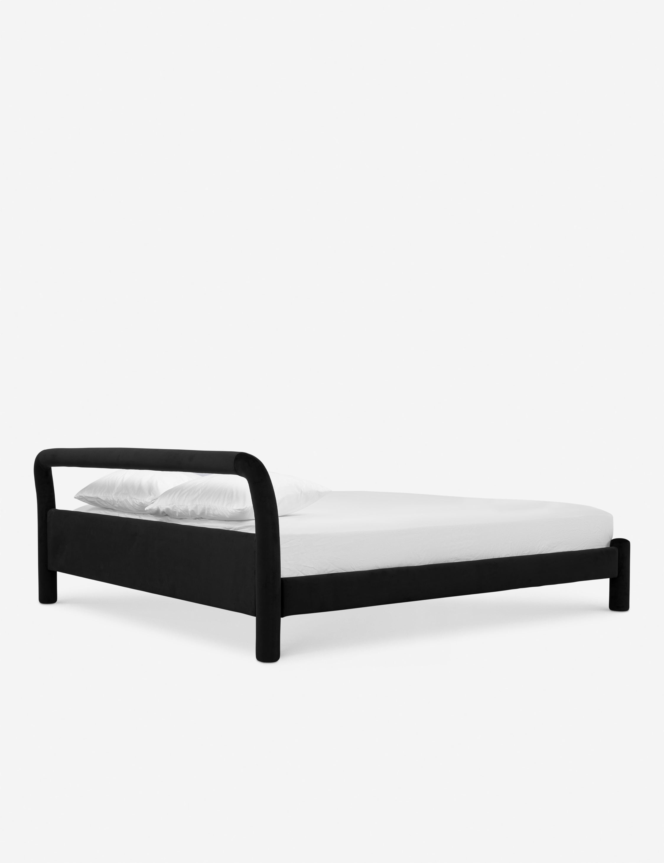 Lit plateforme - Un studio de design de mobilier cherche à créer des espaces ouverts et naturels avec sa ligne de mobilier minimaliste.
