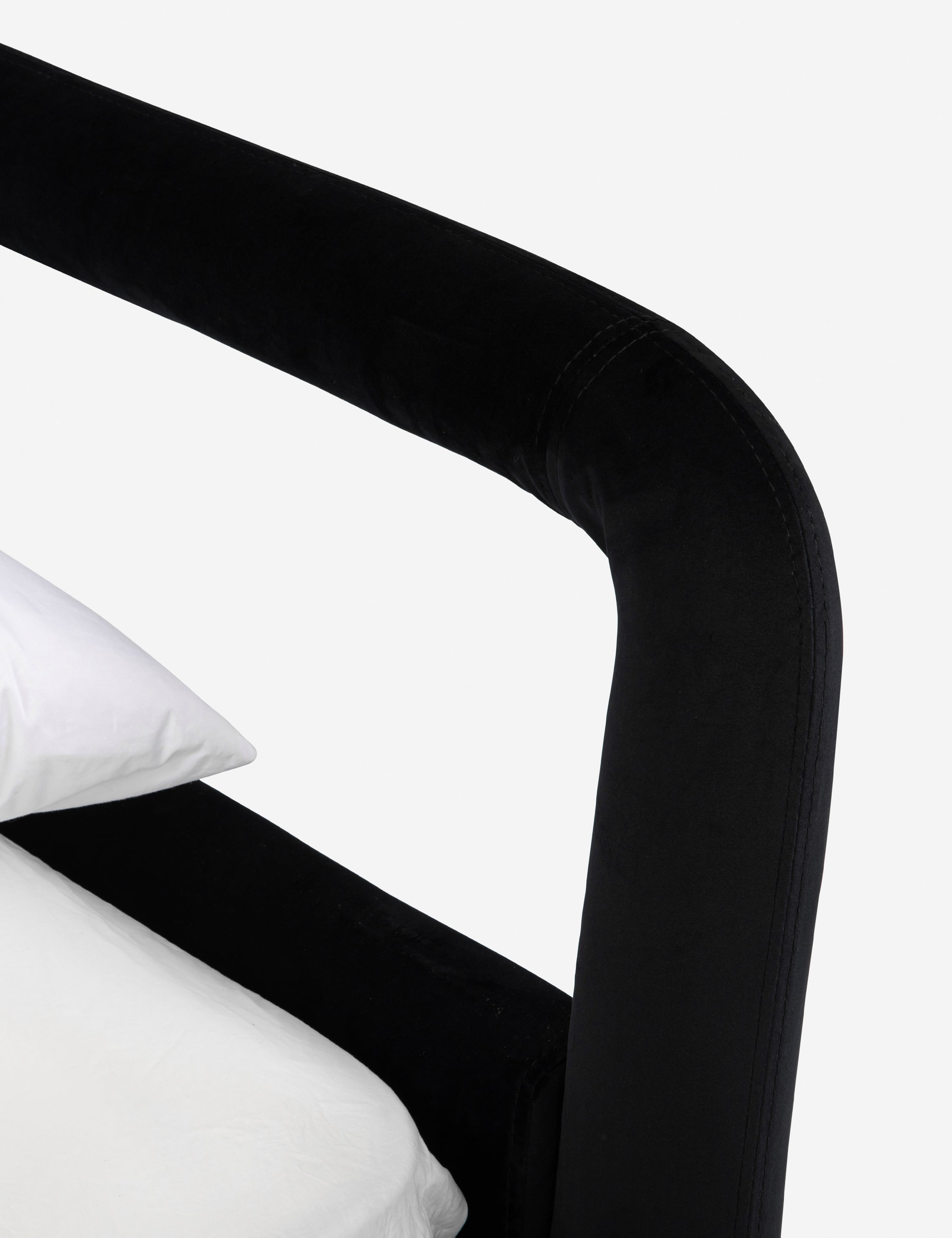 Lit plateforme - Un studio de design de mobilier cherche à créer des espaces ouverts et naturels avec sa ligne de mobilier minimaliste.