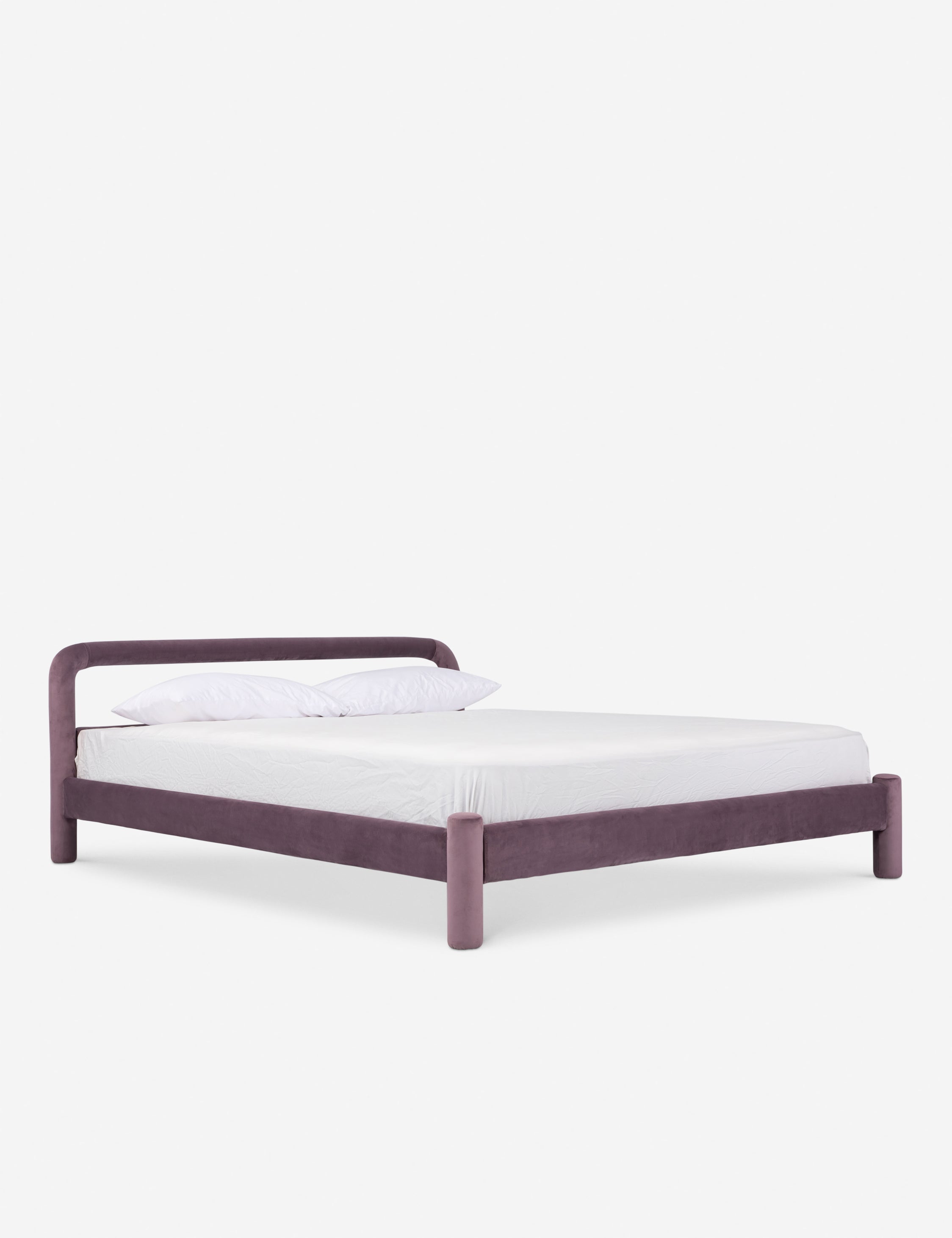 Lit plateforme - Un studio de design de mobilier cherche à créer des espaces ouverts et naturels avec sa ligne de mobilier minimaliste.