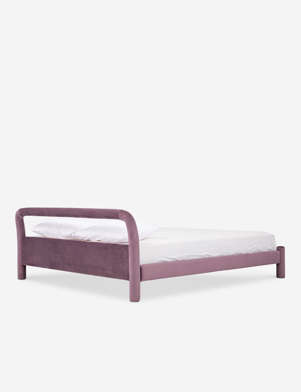 Lit plateforme - Un studio de design de mobilier cherche à créer des espaces ouverts et naturels avec sa ligne de mobilier minimaliste.