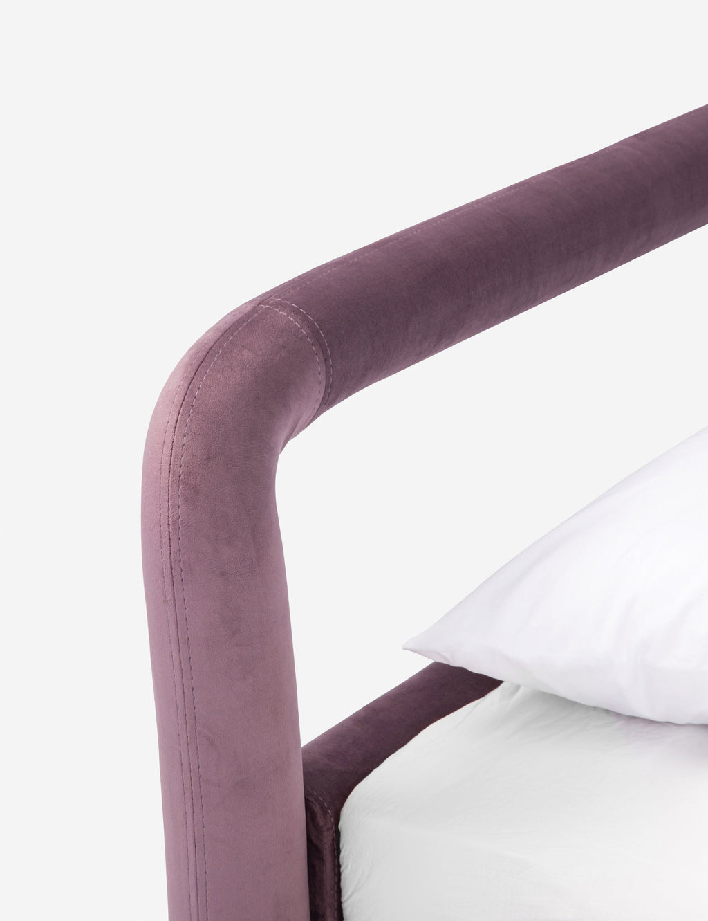 Lit plateforme - Un studio de design de mobilier cherche à créer des espaces ouverts et naturels avec sa ligne de mobilier minimaliste.