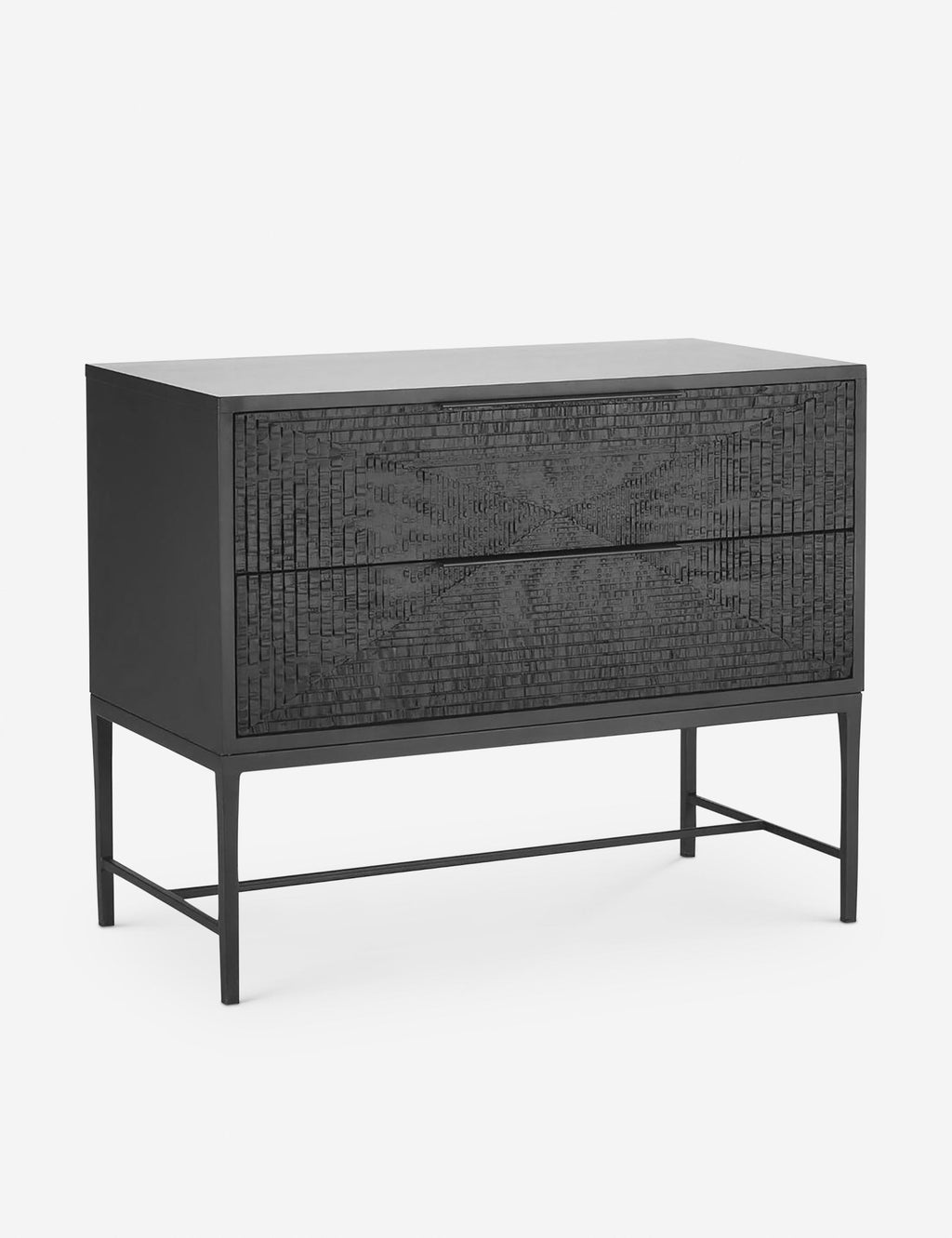 Commode - Meuble de transition aux détails inattendus, cette commode à deux tiroirs est fabriquée en bois finition noir mat, avec des motifs complexes