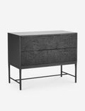 Commode - Meuble de transition aux détails inattendus, cette commode à deux tiroirs est fabriquée en bois finition noir mat, avec des motifs complexes