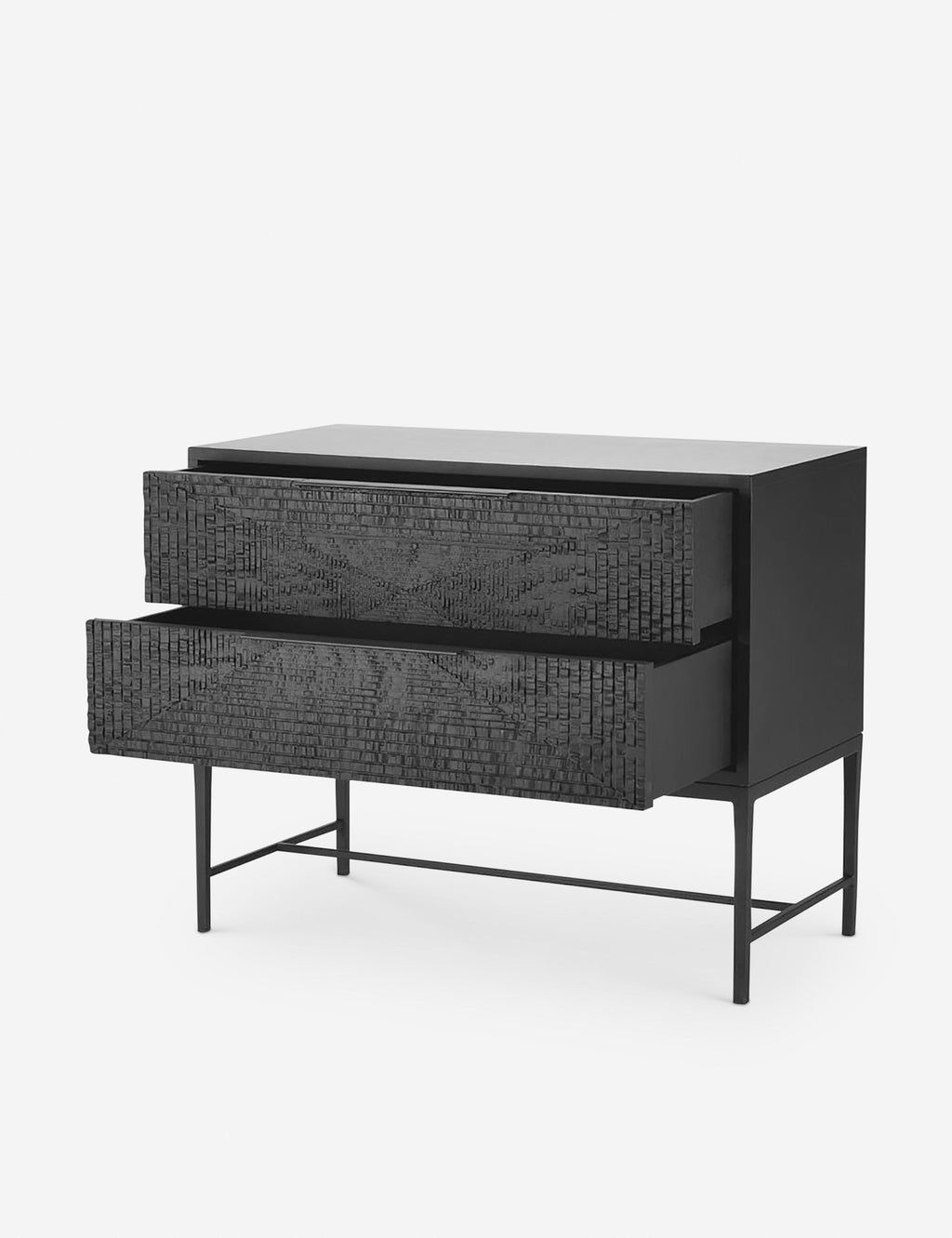 Commode - Meuble de transition aux détails inattendus, cette commode à deux tiroirs est fabriquée en bois finition noir mat, avec des motifs complexes