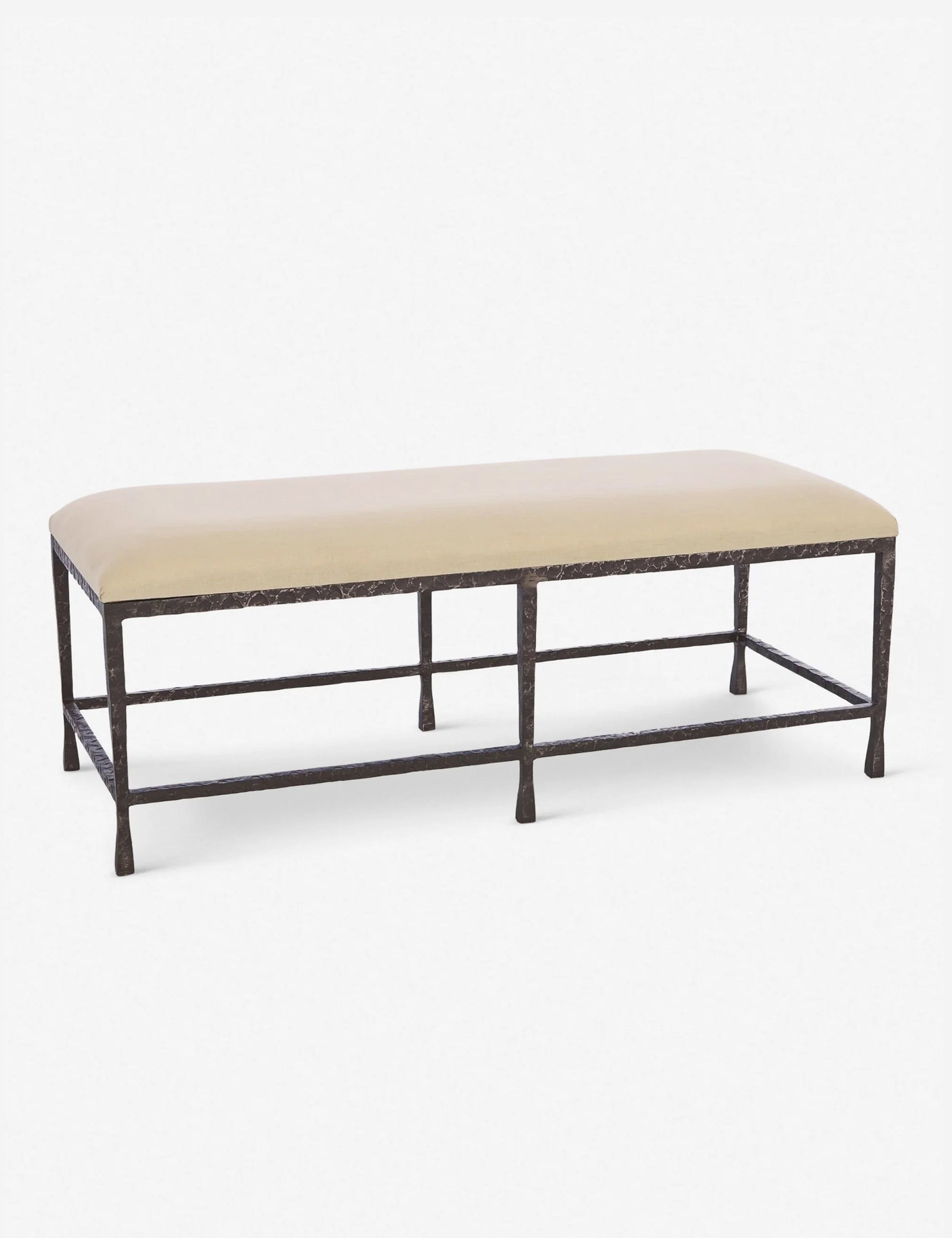 Banc - Meuble de transition idéal, ce banc robuste présente un cadre ouvert avec six pieds légèrement effilés et une finition en fer naturel pour une touche d'élégance.