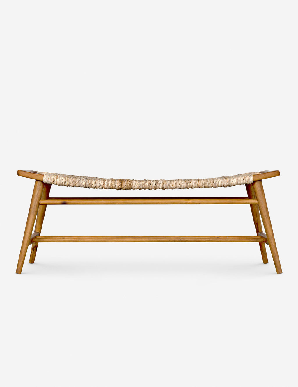 Banc – Une assise en jonc tressé offre un attrait textuel infini au cadre en teck épuré de ce banc polyvalent.