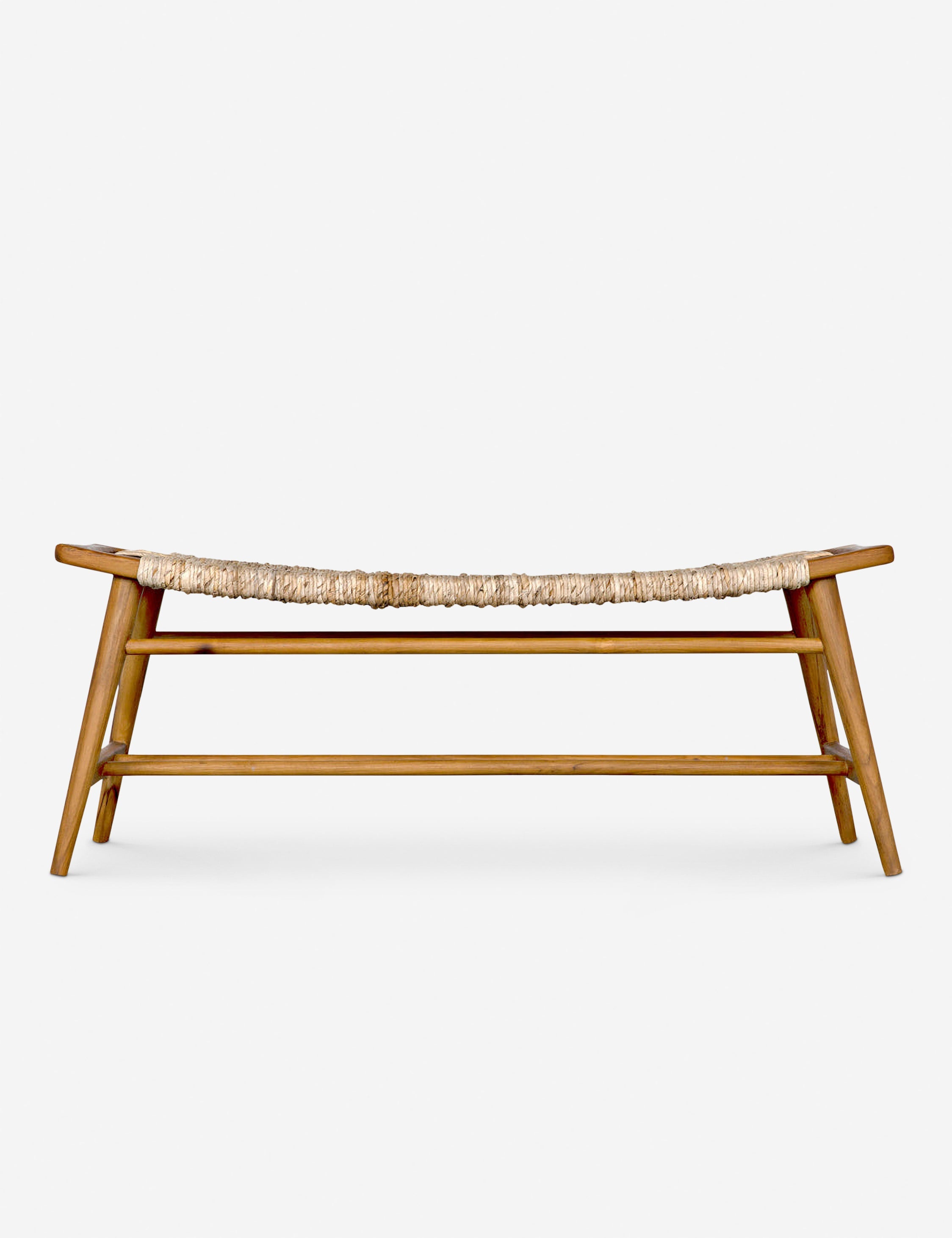 Banc – Une assise en jonc tressé offre un attrait textuel infini au cadre en teck épuré de ce banc polyvalent.