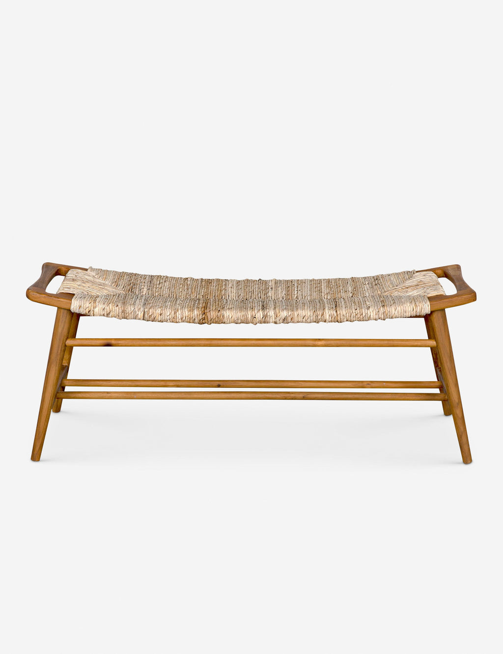 Banc – Une assise en jonc tressé offre un attrait textuel infini au cadre en teck épuré de ce banc polyvalent.