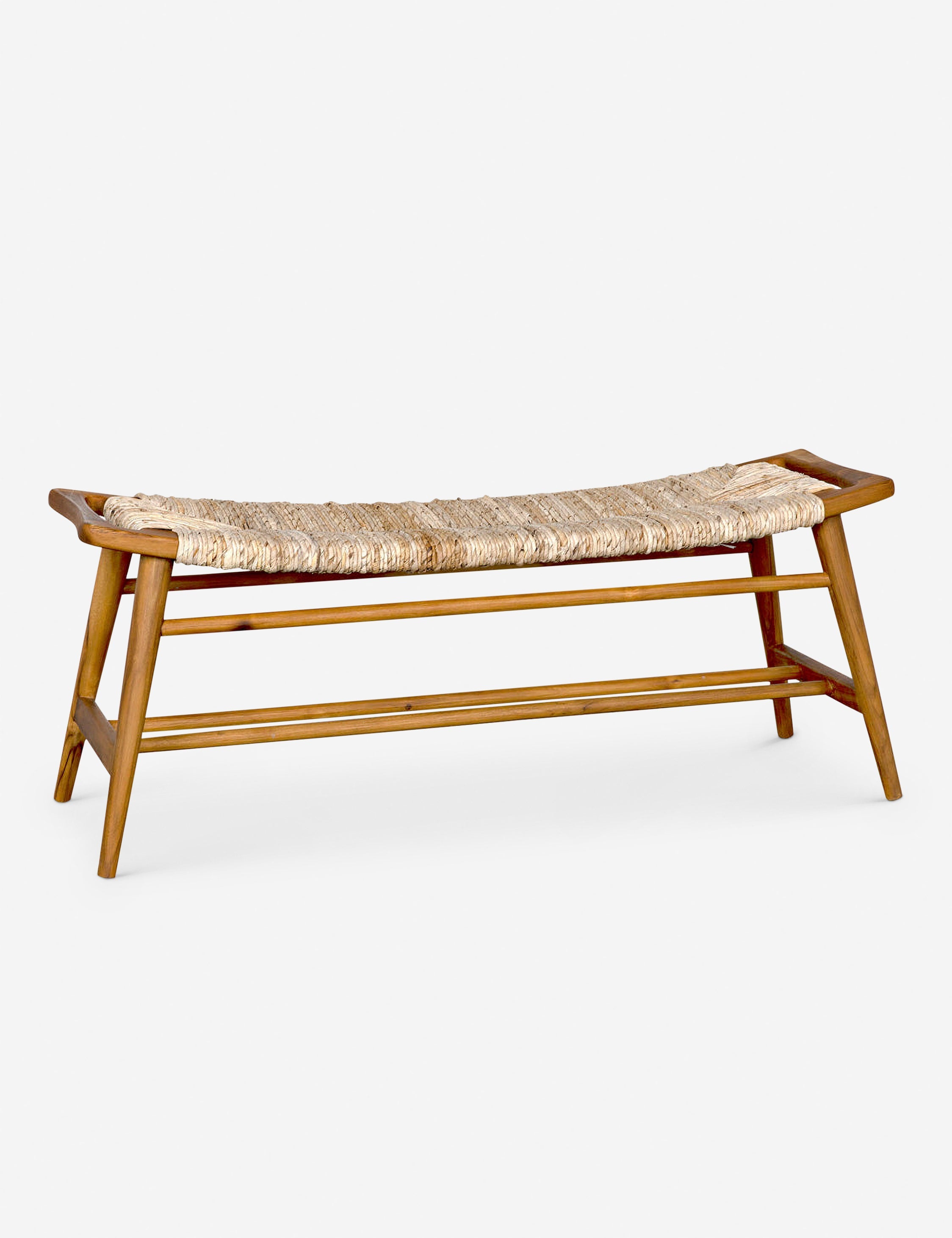 Banc – Une assise en jonc tressé offre un attrait textuel infini au cadre en teck épuré de ce banc polyvalent.