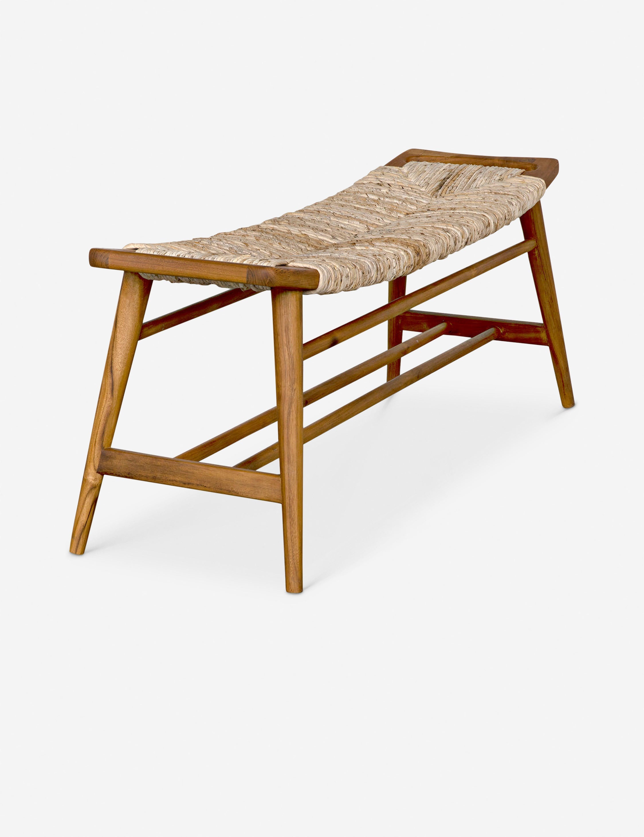 Banc – Une assise en jonc tressé offre un attrait textuel infini au cadre en teck épuré de ce banc polyvalent.