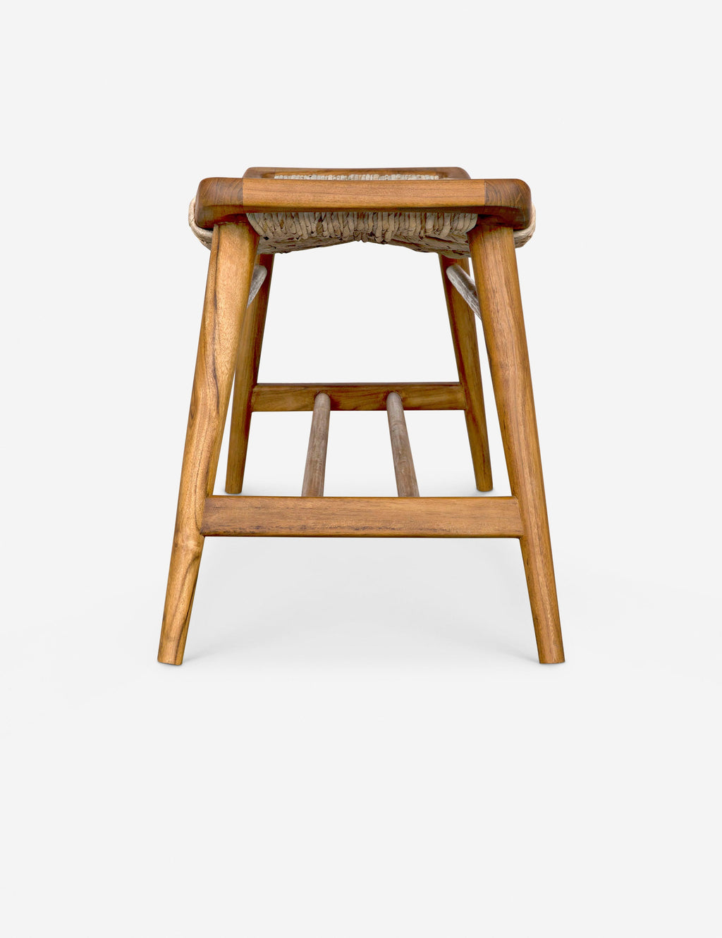 Banc – Une assise en jonc tressé offre un attrait textuel infini au cadre en teck épuré de ce banc polyvalent.