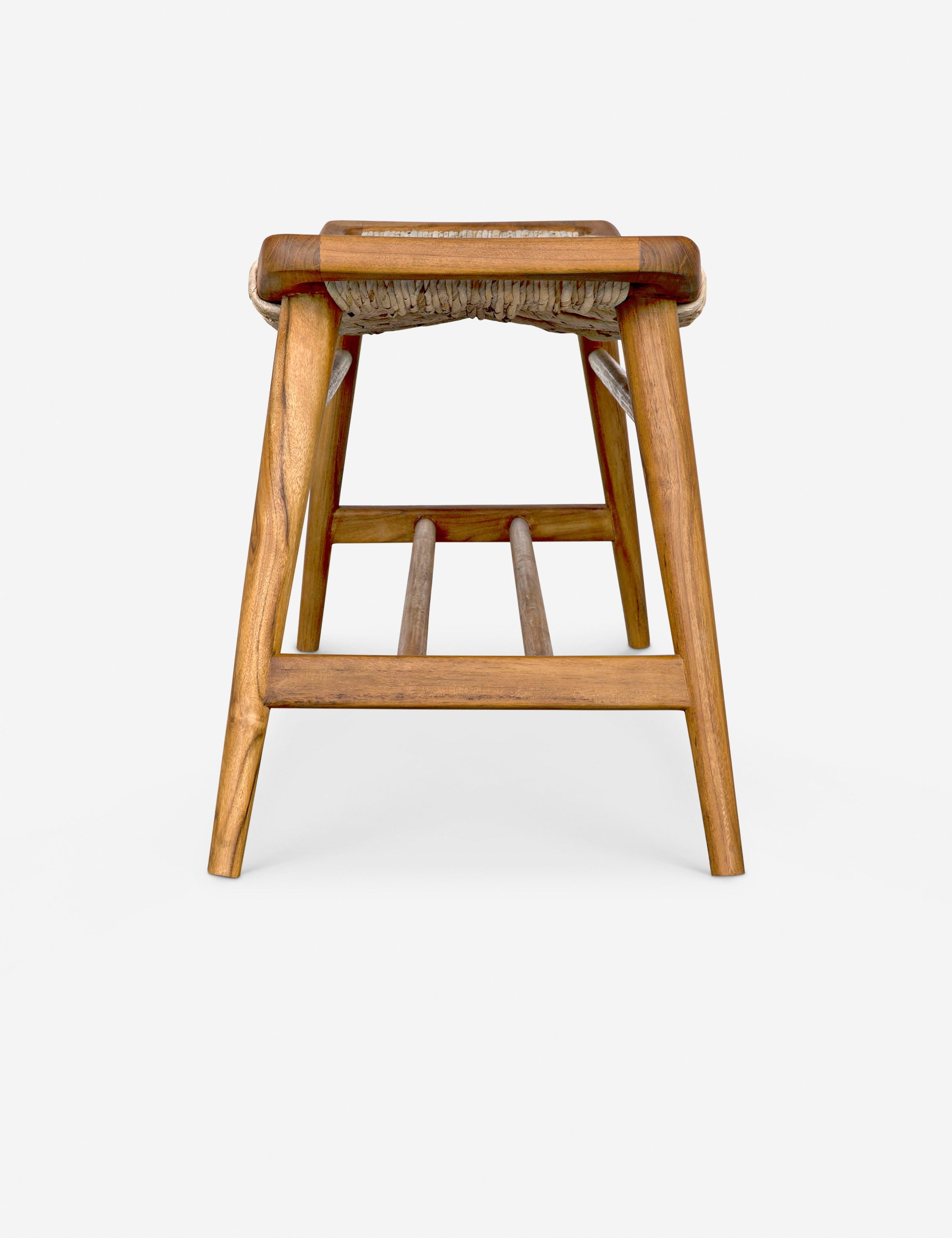 Banc – Une assise en jonc tressé offre un attrait textuel infini au cadre en teck épuré de ce banc polyvalent.