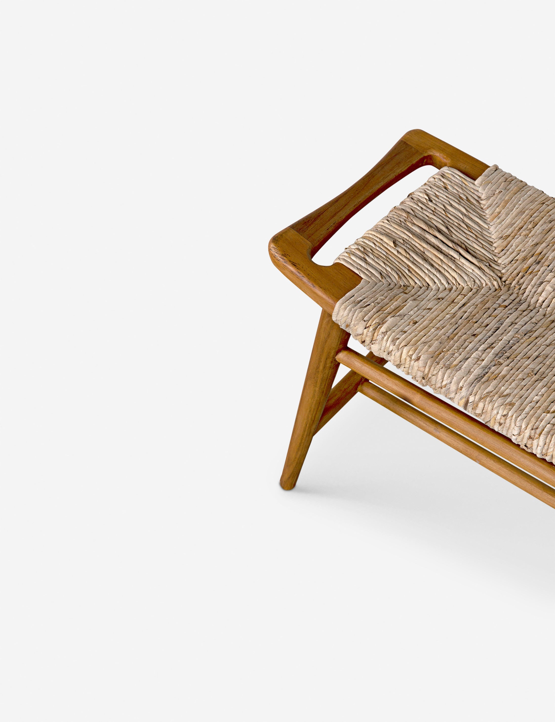 Banc – Une assise en jonc tressé offre un attrait textuel infini au cadre en teck épuré de ce banc polyvalent.