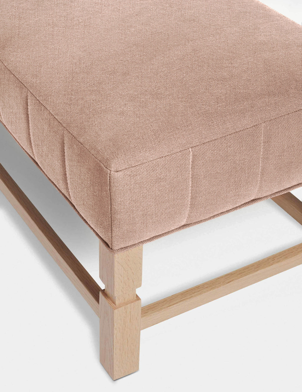 Banc – Alliant un style sur mesure à des matériaux classiques, ce banc rembourré est l'incarnation du confort intemporel.