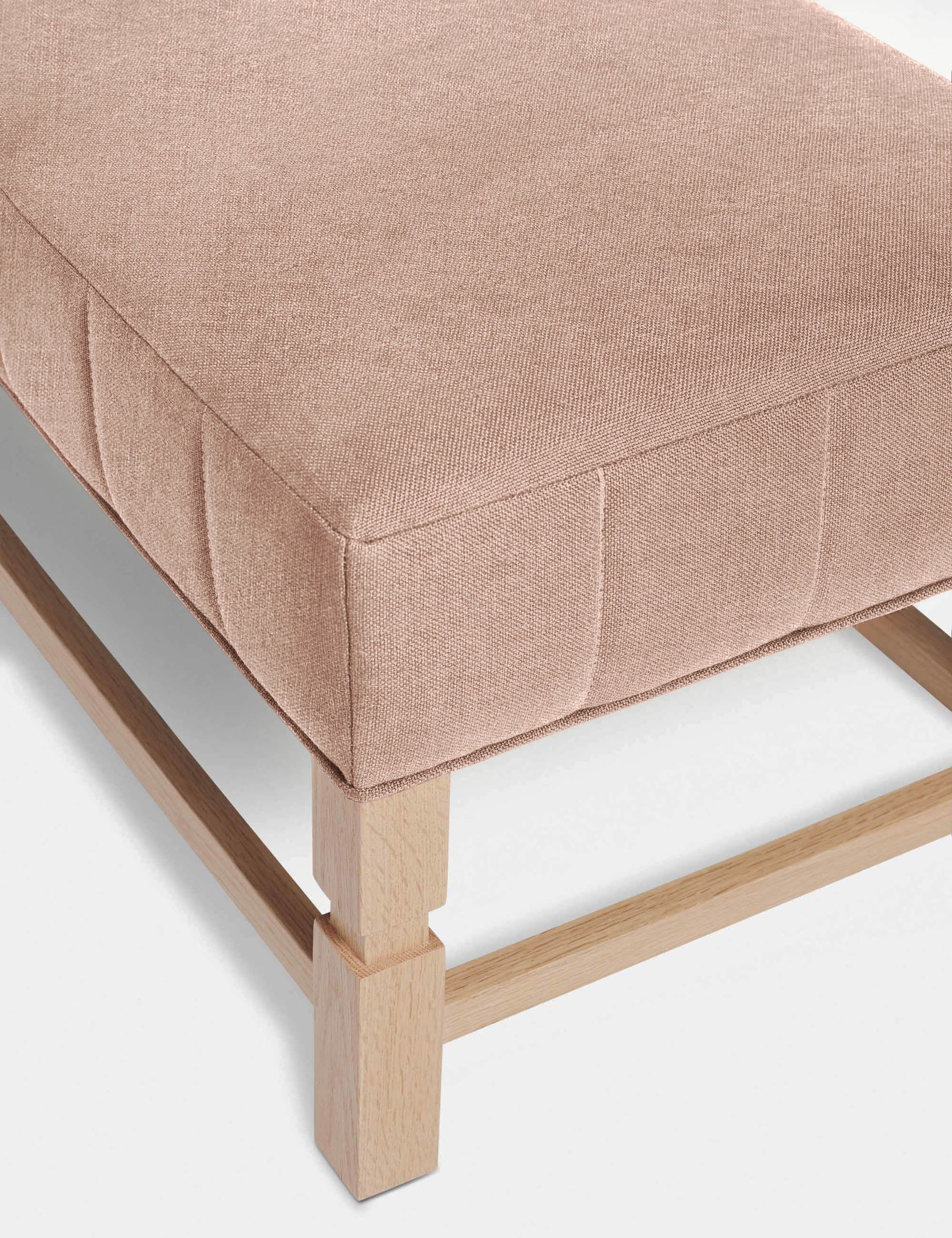 Banc – Alliant un style sur mesure à des matériaux classiques, ce banc rembourré est l'incarnation du confort intemporel.