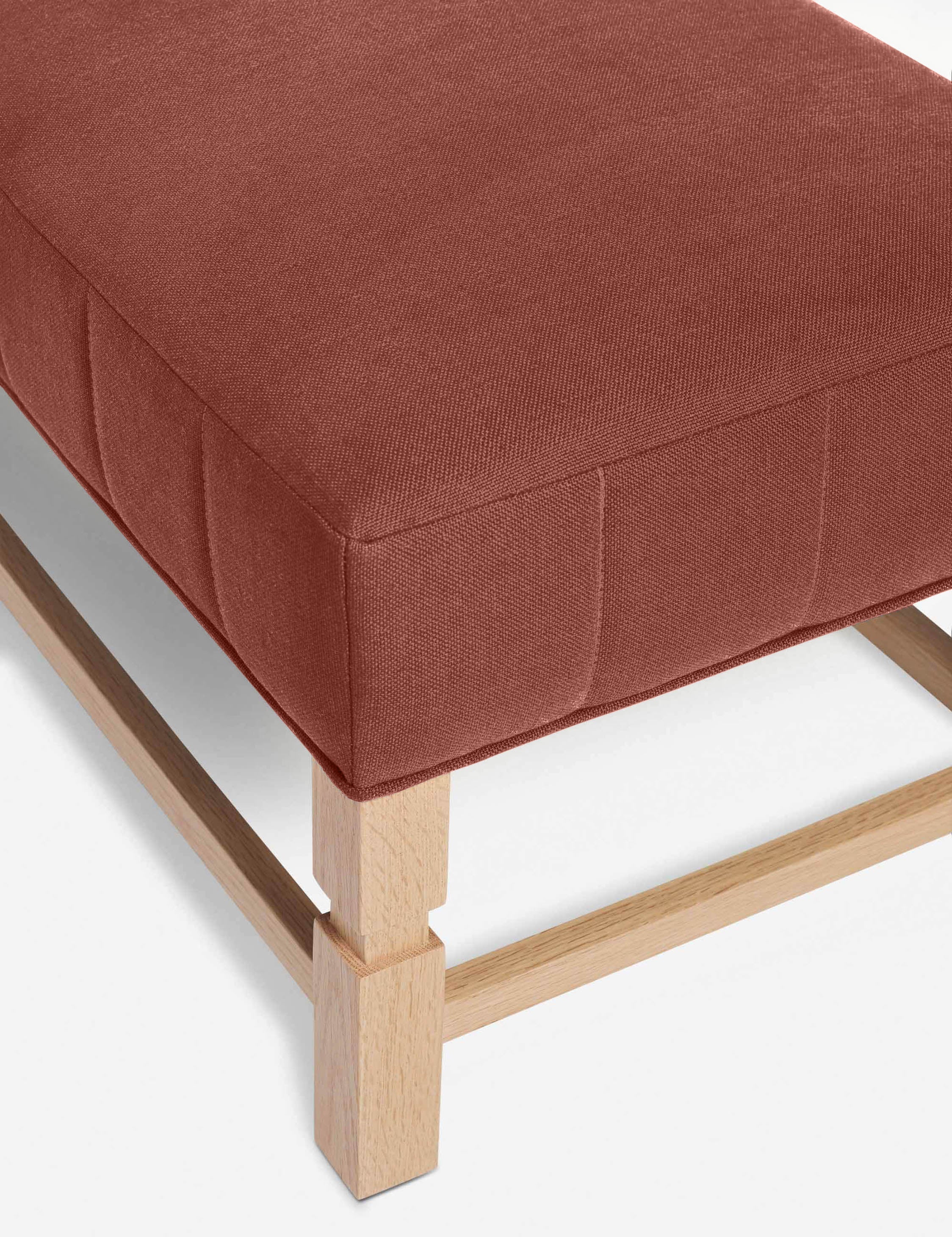 Banc – Alliant un style sur mesure à des matériaux classiques, ce banc rembourré est l'incarnation du confort intemporel.