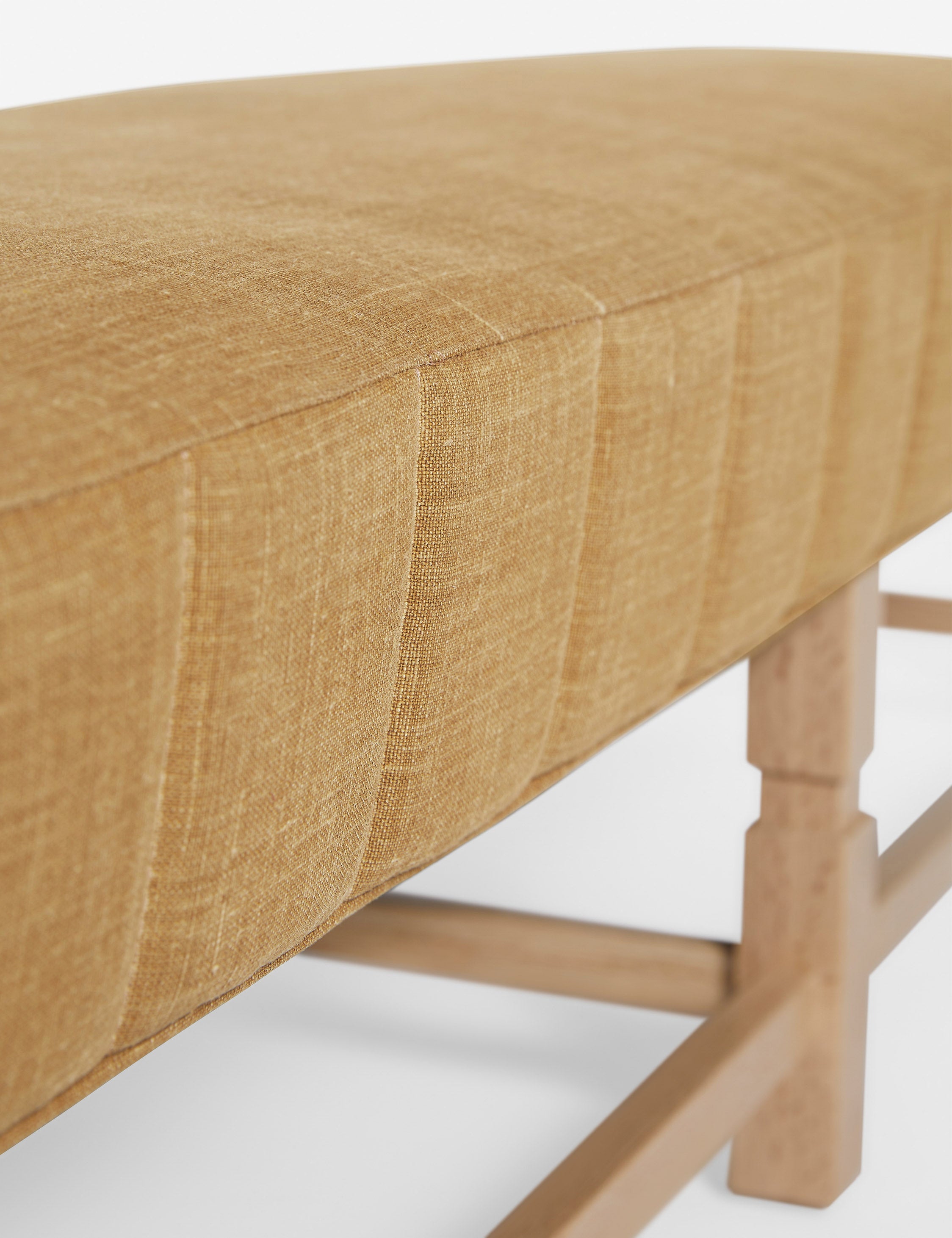 Banc – Alliant un style sur mesure à des matériaux classiques, ce banc rembourré est l'incarnation du confort intemporel.
