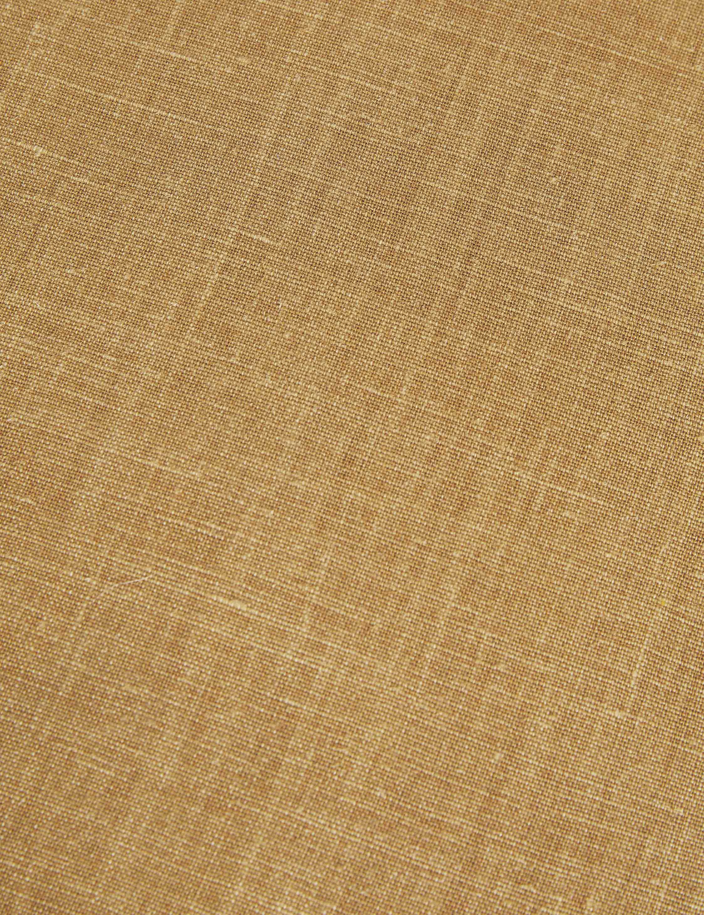 Banc – Alliant un style sur mesure à des matériaux classiques, ce banc rembourré est l'incarnation du confort intemporel.