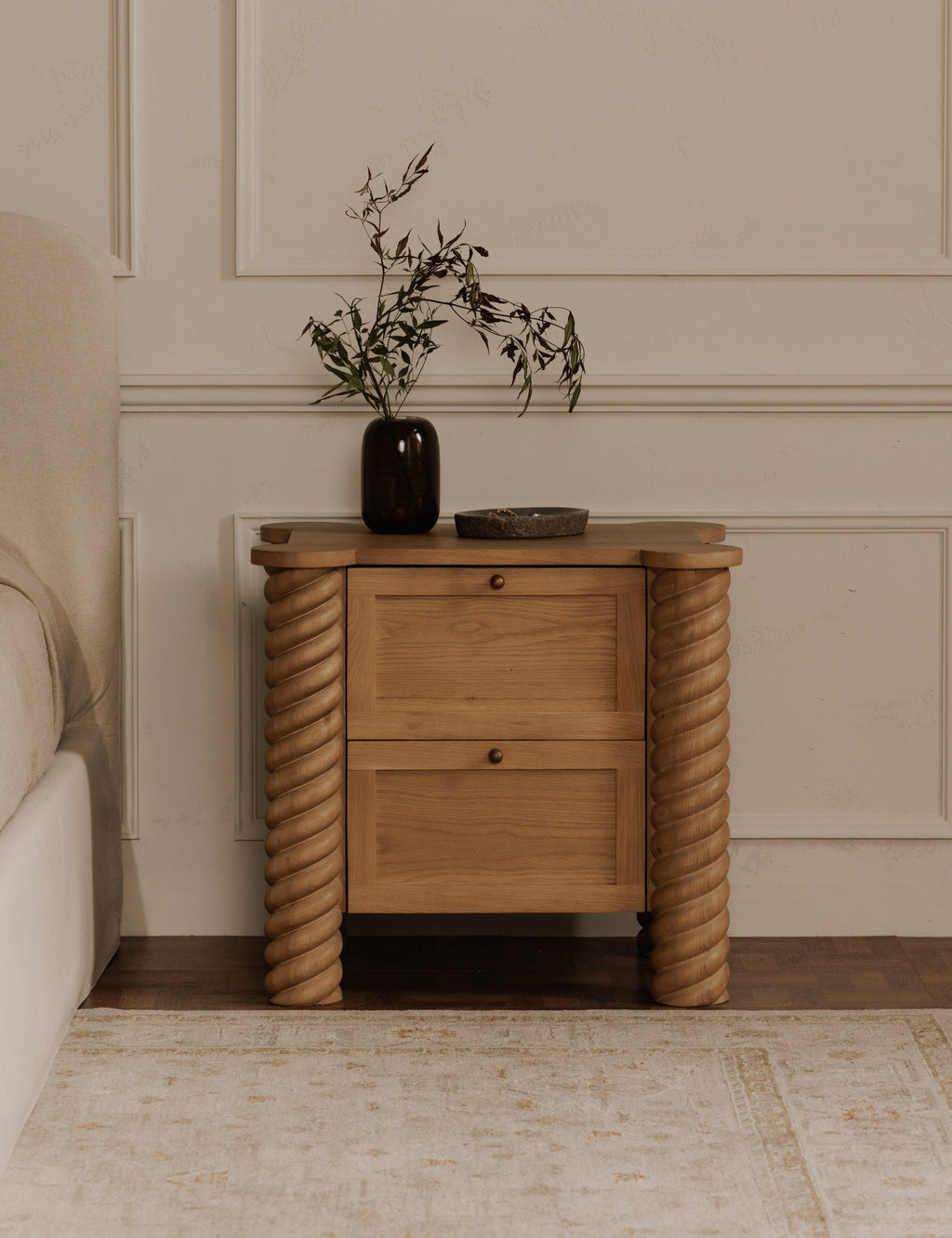 Table de chevet à 2 tiroirs - Cette table de chevet est une réinterprétation contemporaine de l'esthétique classique, se distinguant par ses pieds tournés complexes et