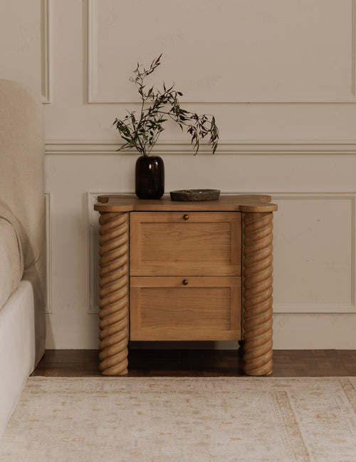 Table de chevet à 2 tiroirs - Cette table de chevet est une réinterprétation contemporaine de l'esthétique classique, se distinguant par ses pieds tournés complexes et