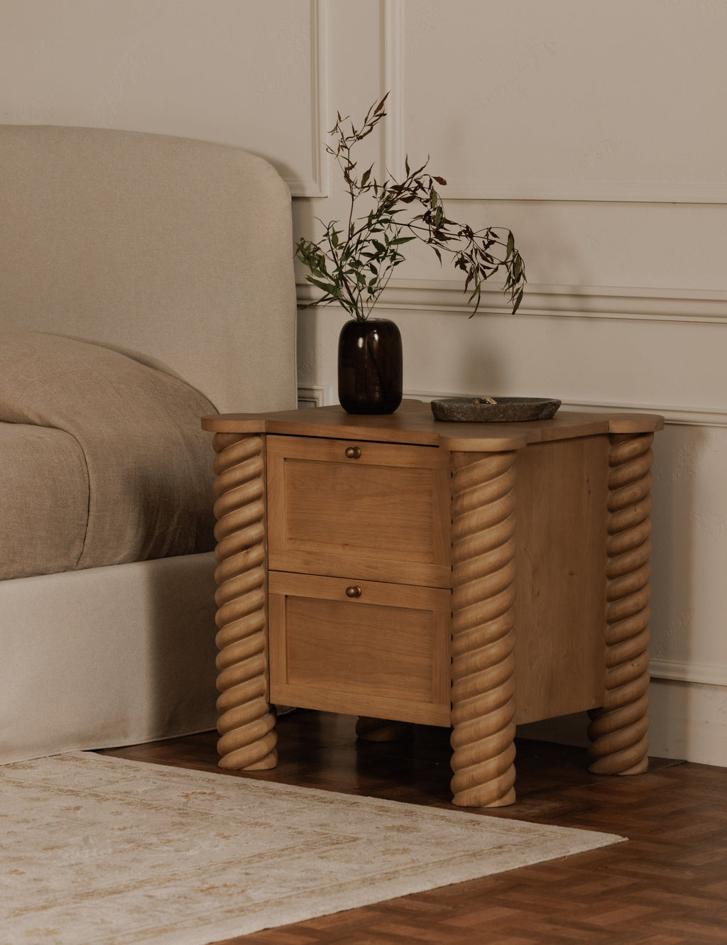 Table de chevet à 2 tiroirs - Cette table de chevet est une réinterprétation contemporaine de l'esthétique classique, se distinguant par ses pieds tournés complexes et