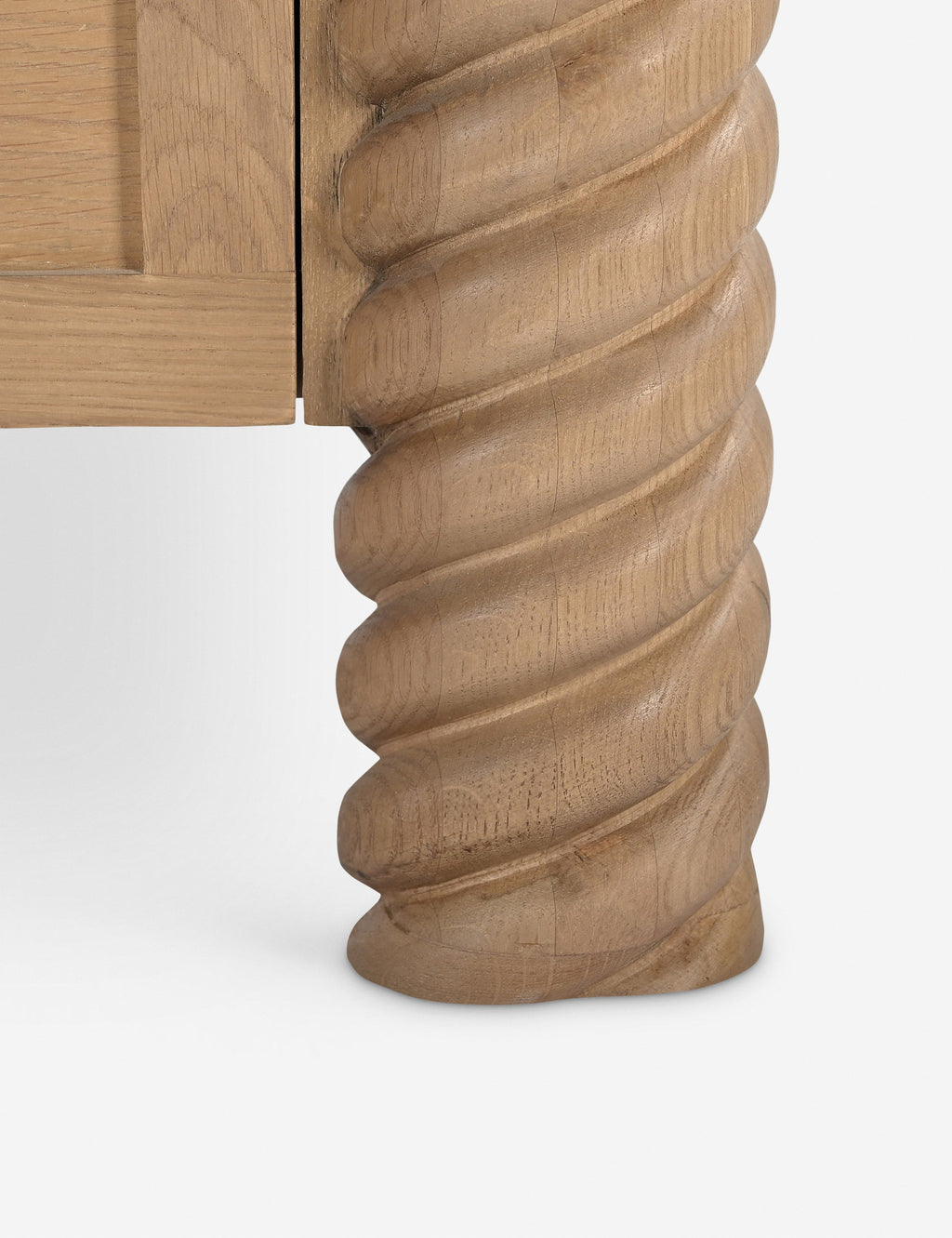 Table de chevet à 2 tiroirs - Cette table de chevet est une réinterprétation contemporaine de l'esthétique classique, se distinguant par ses pieds tournés complexes et