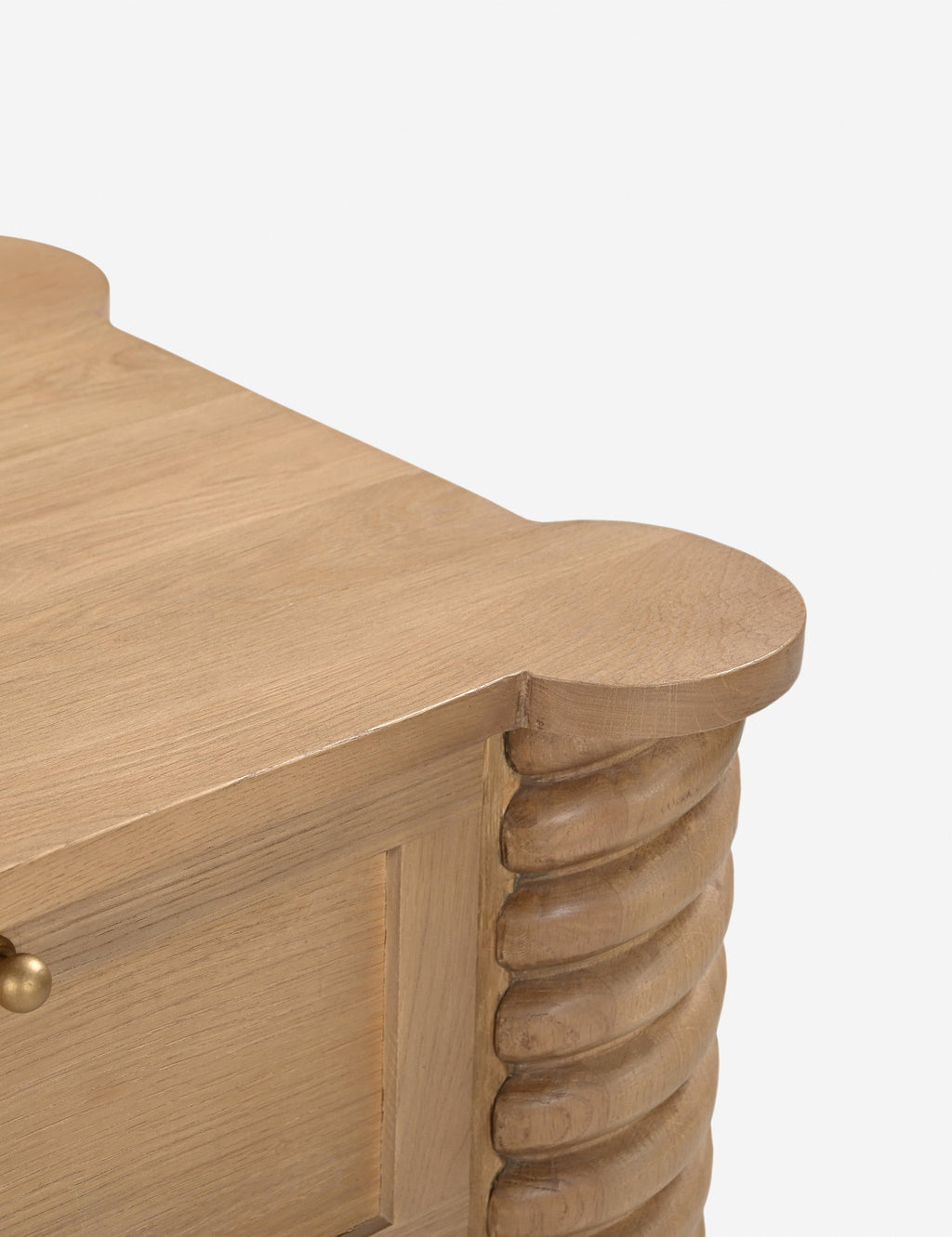 Table de chevet à 2 tiroirs - Cette table de chevet est une réinterprétation contemporaine de l'esthétique classique, se distinguant par ses pieds tournés complexes et