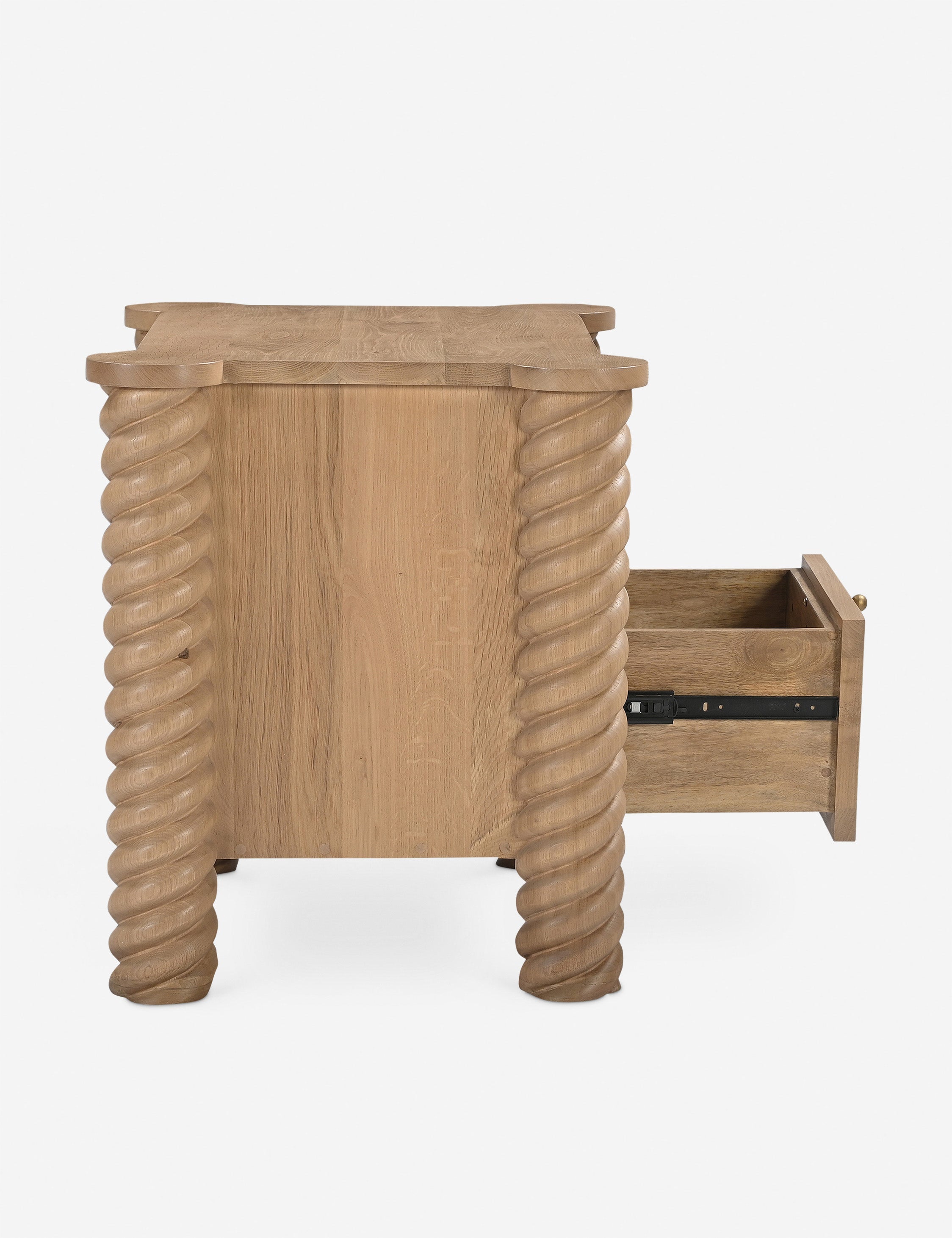Table de chevet à 2 tiroirs - Cette table de chevet est une réinterprétation contemporaine de l'esthétique classique, se distinguant par ses pieds tournés complexes et