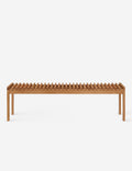 Banc - Apportez une chaleur naturelle et texturée à la pièce avec ce banc polyvalent.