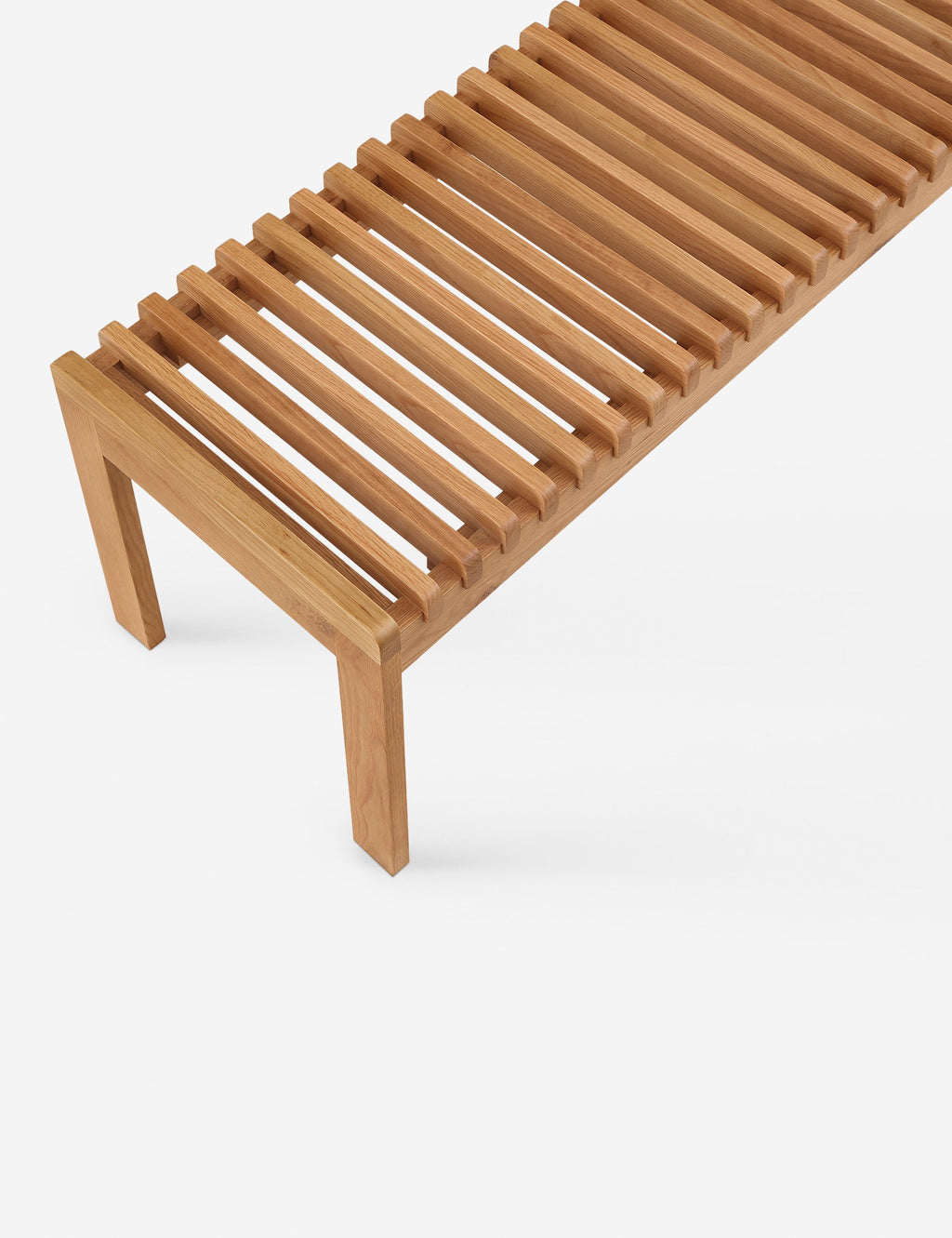 Banc - Apportez une chaleur naturelle et texturée à la pièce avec ce banc polyvalent.