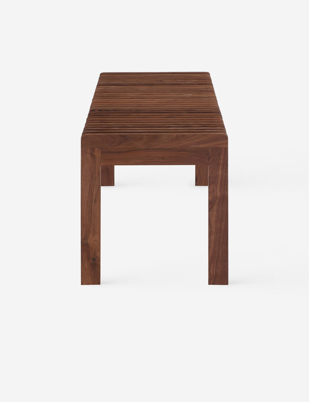 Banc - Apportez une chaleur naturelle et texturée à la pièce avec ce banc polyvalent.