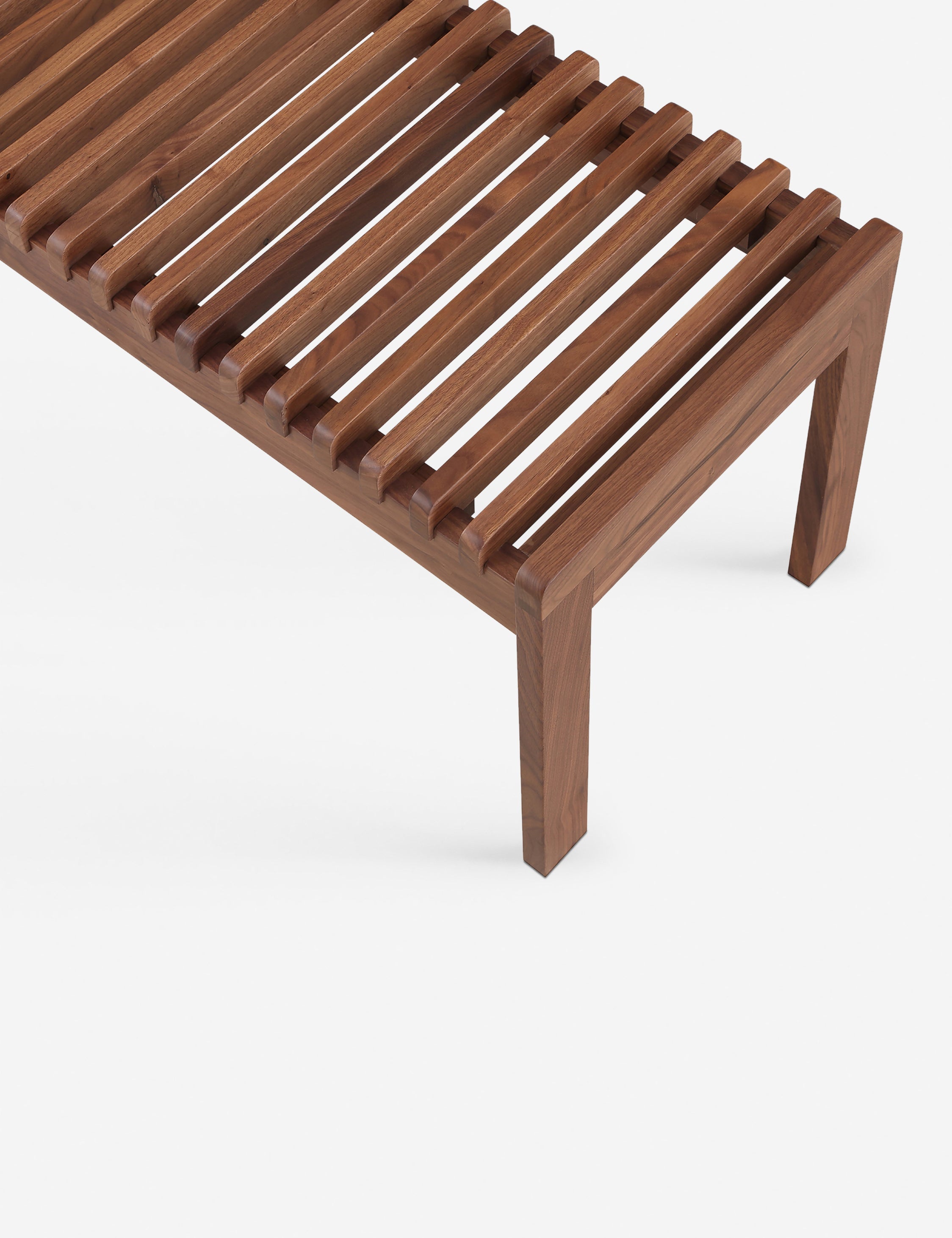 Banc - Apportez une chaleur naturelle et texturée à la pièce avec ce banc polyvalent.