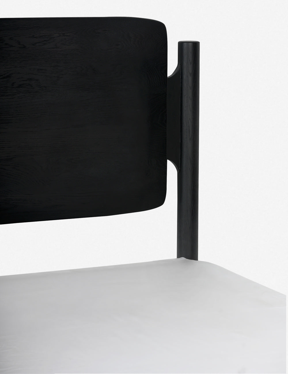 Lit plateforme - Les lignes douces et sculptées de ce cadre de lit en chêne certifié FSC complètent la texture naturelle de son grain de bois.