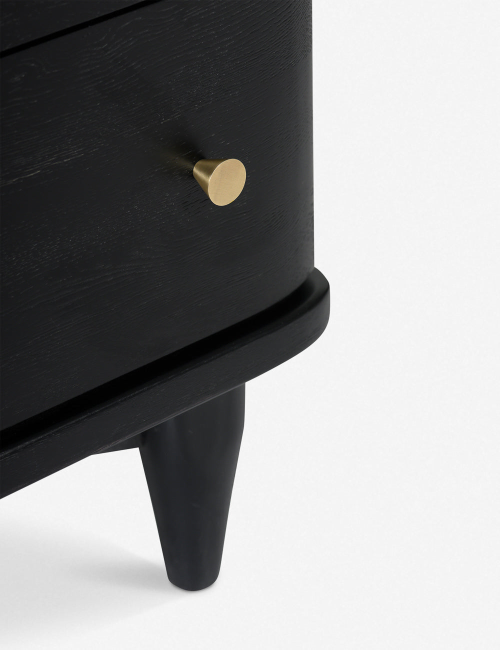 Commode à 5 tiroirs - Les lignes douces et sculptées de cette commode en chêne certifié FSC complètent la texture naturelle de son grain de bois.