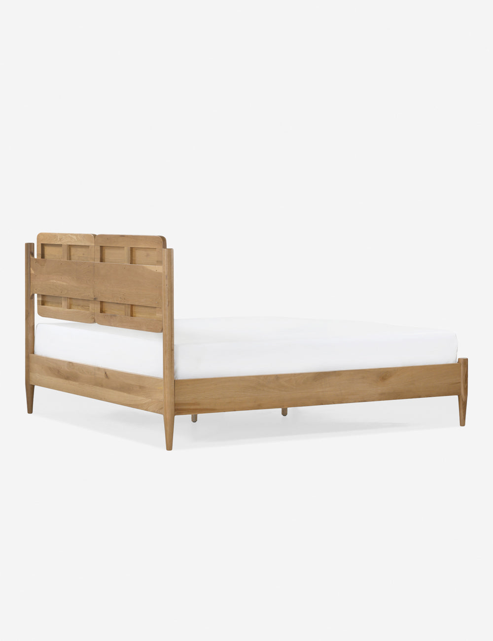 Lit plateforme - Les lignes douces et sculptées de ce cadre de lit en chêne certifié FSC complètent la texture naturelle de son grain de bois.