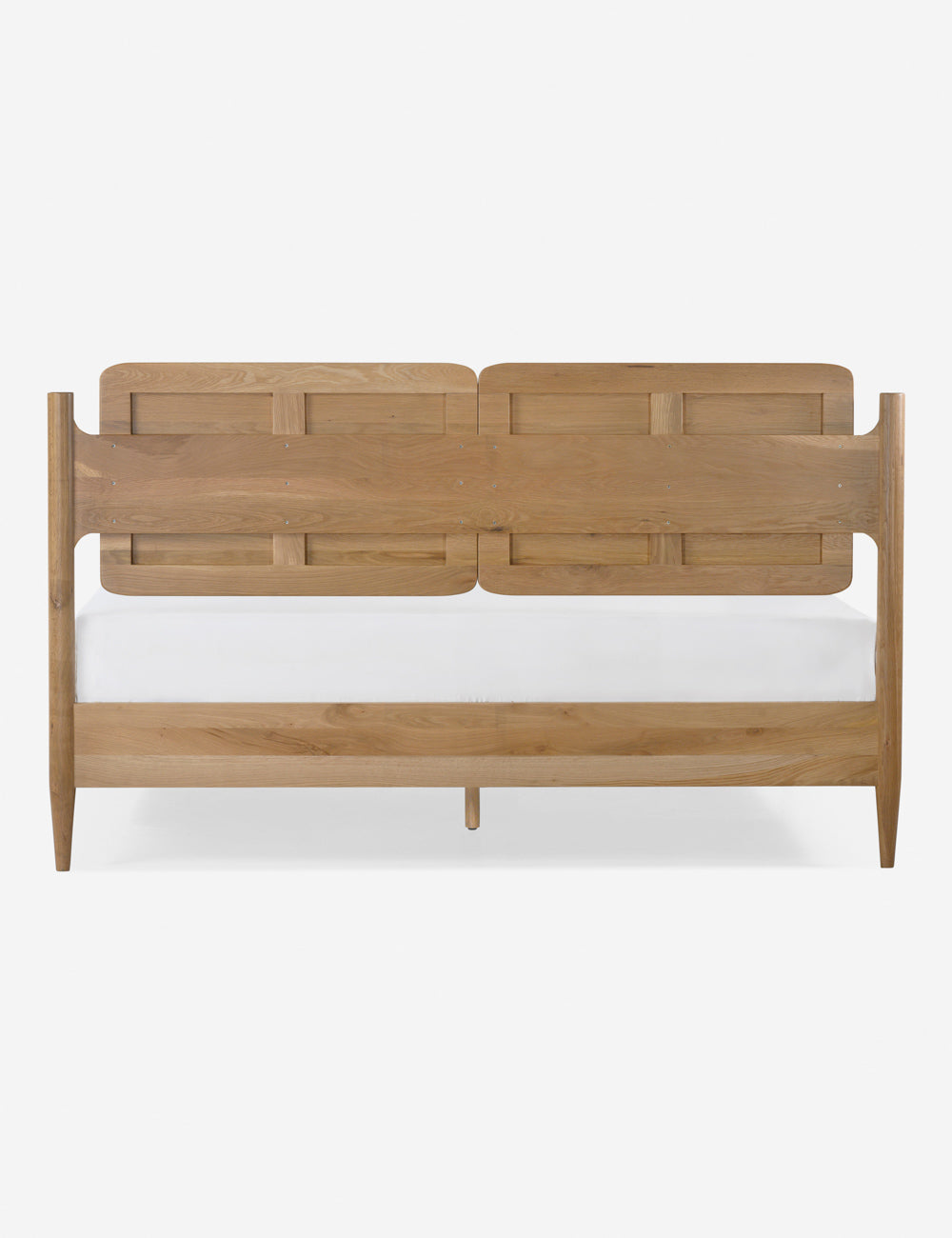 Lit plateforme - Les lignes douces et sculptées de ce cadre de lit en chêne certifié FSC complètent la texture naturelle de son grain de bois.