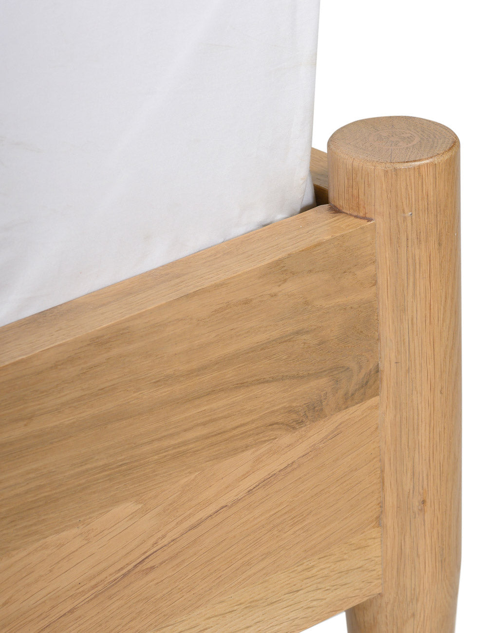 Lit plateforme - Les lignes douces et sculptées de ce cadre de lit en chêne certifié FSC complètent la texture naturelle de son grain de bois.
