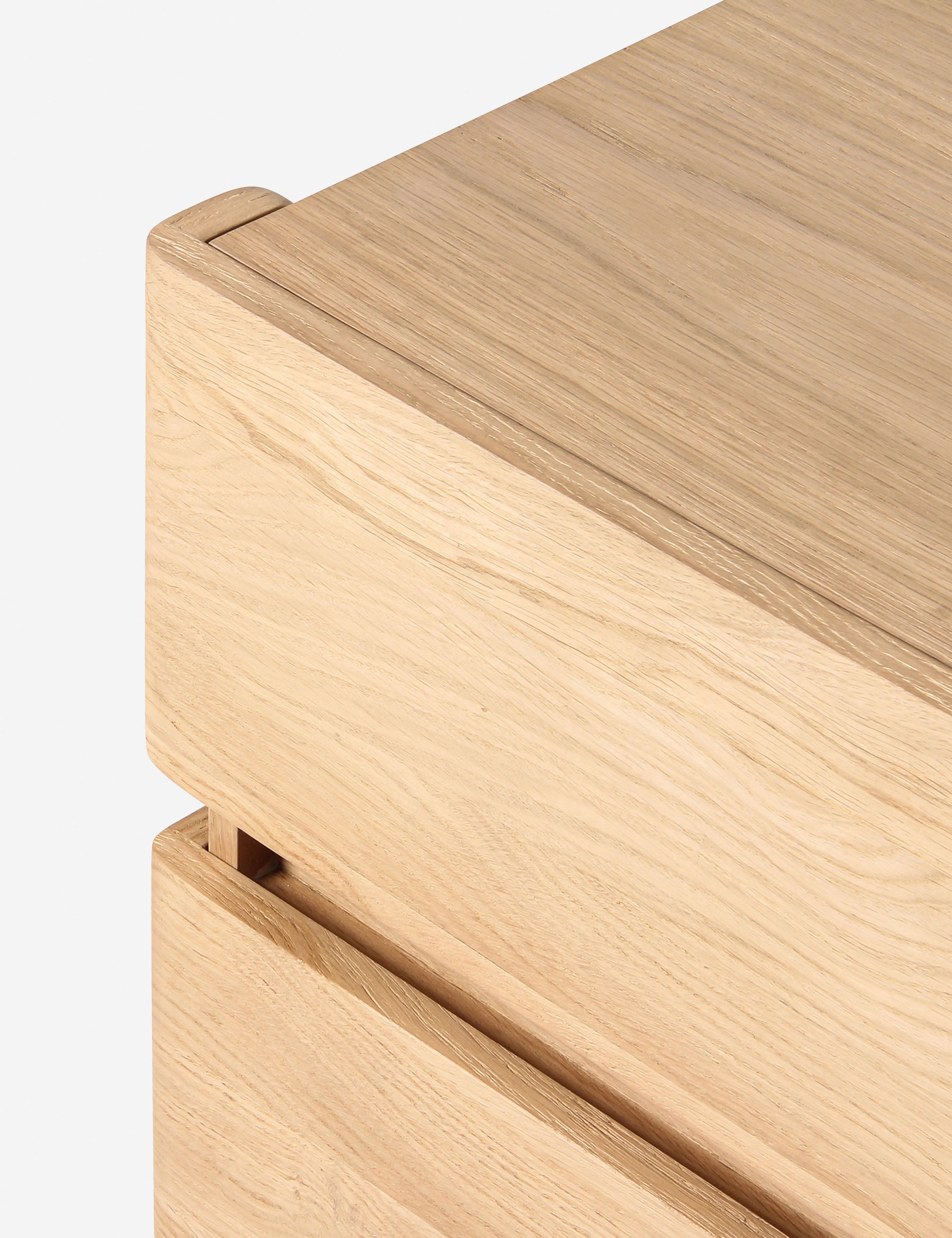 Table de chevet - Ses lignes épurées et son profil délicatement sculpté confèrent à cette table de chevet son caractère moderne