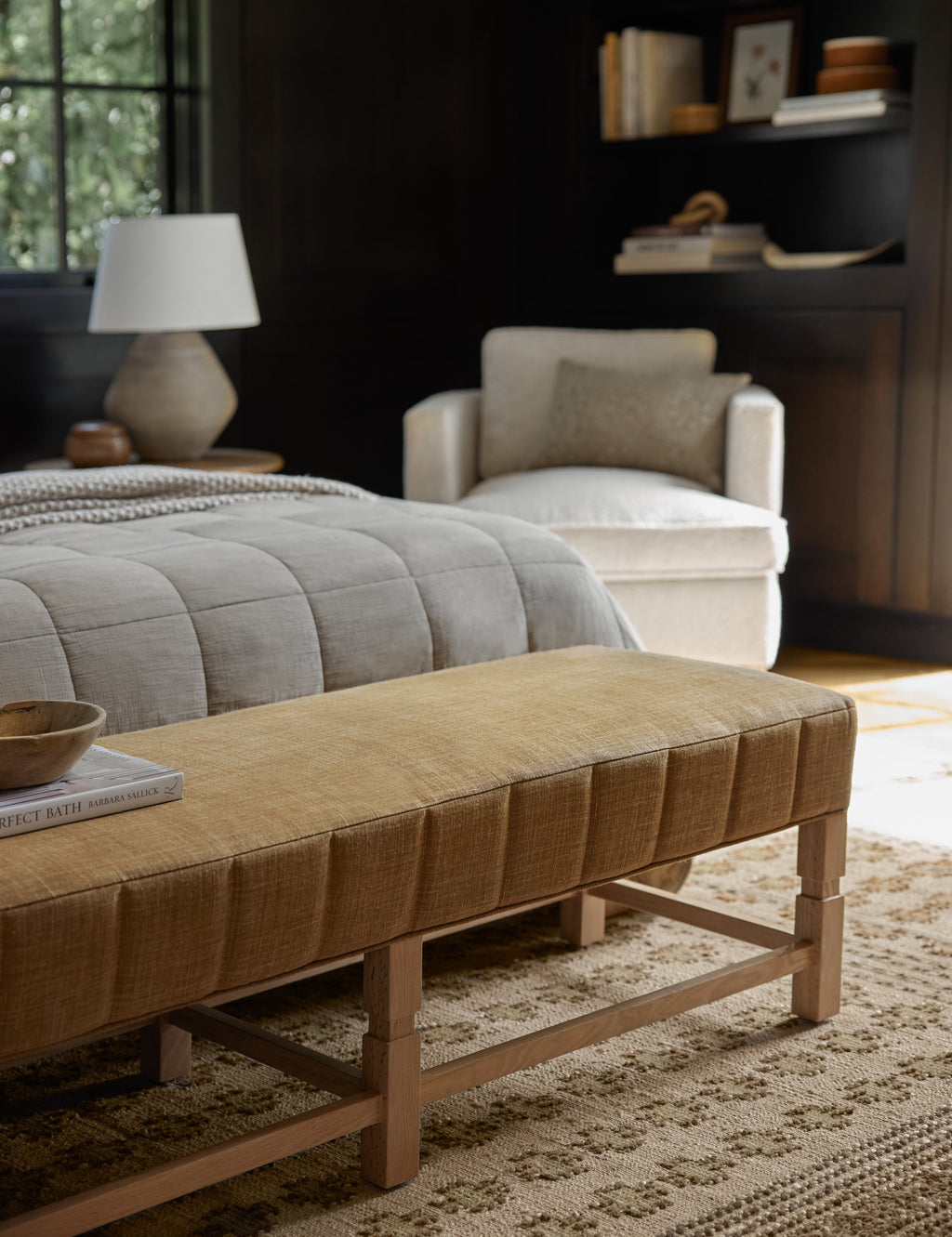 Banc – Alliant un style sur mesure à des matériaux classiques, ce banc rembourré est l'incarnation du confort intemporel.