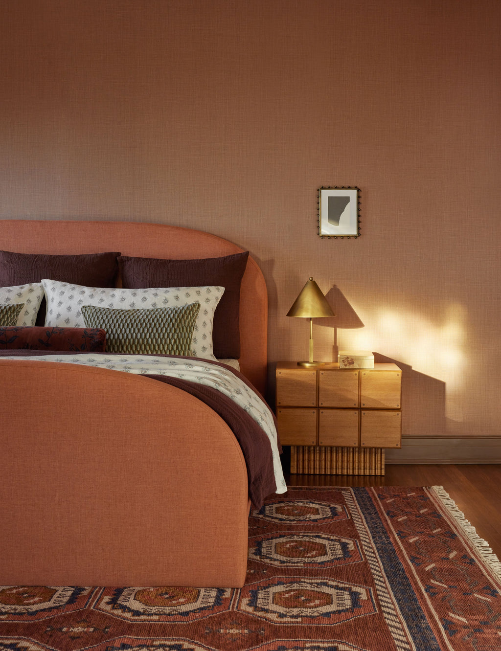Lit plateforme - Le lit plateforme Bescond offre un confort ancré grâce à sa silhouette douce