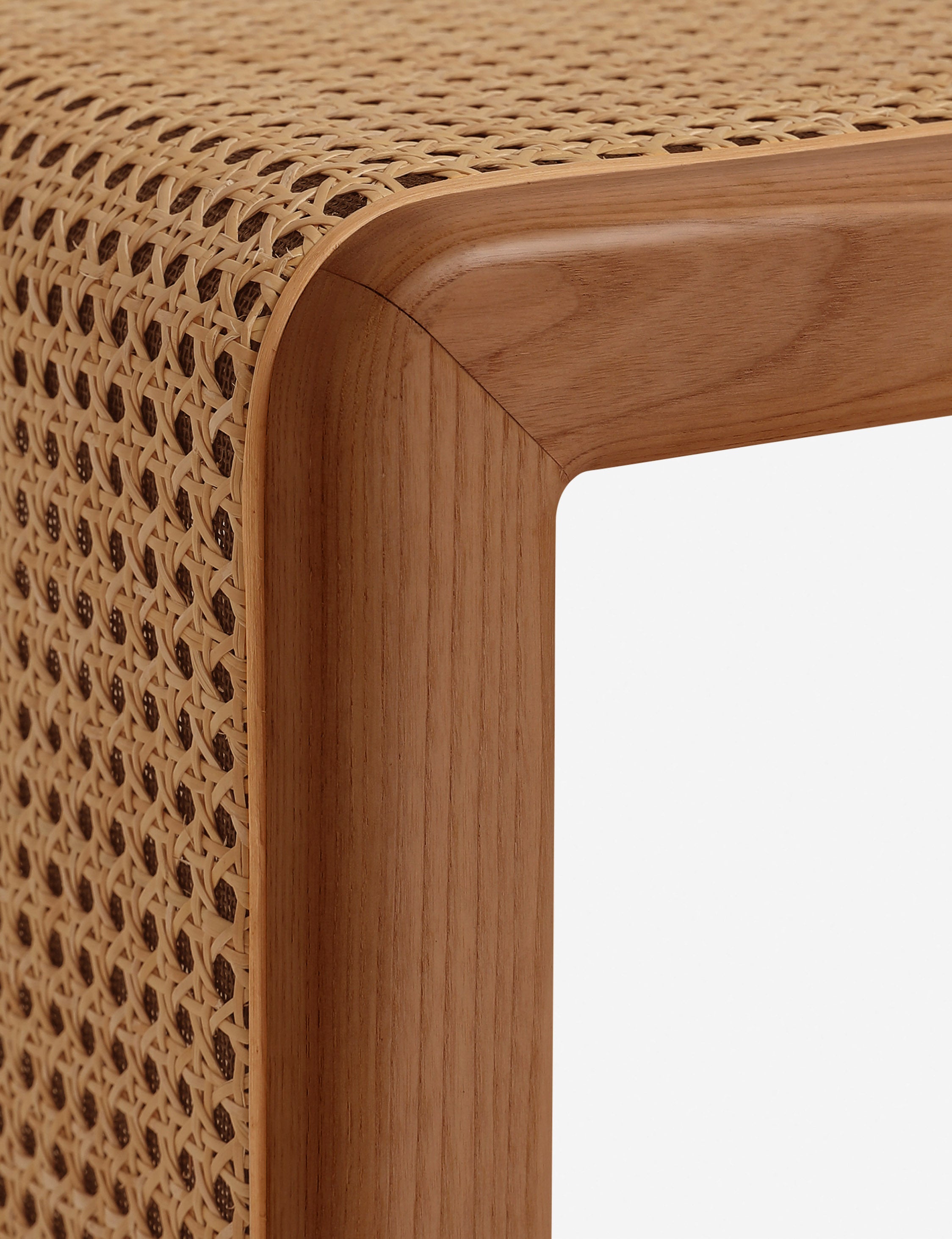 Banc - L'essence d'un espace bien conçu réside dans l'intégration habile de la chaleur, de la texture et des éléments pratiques.