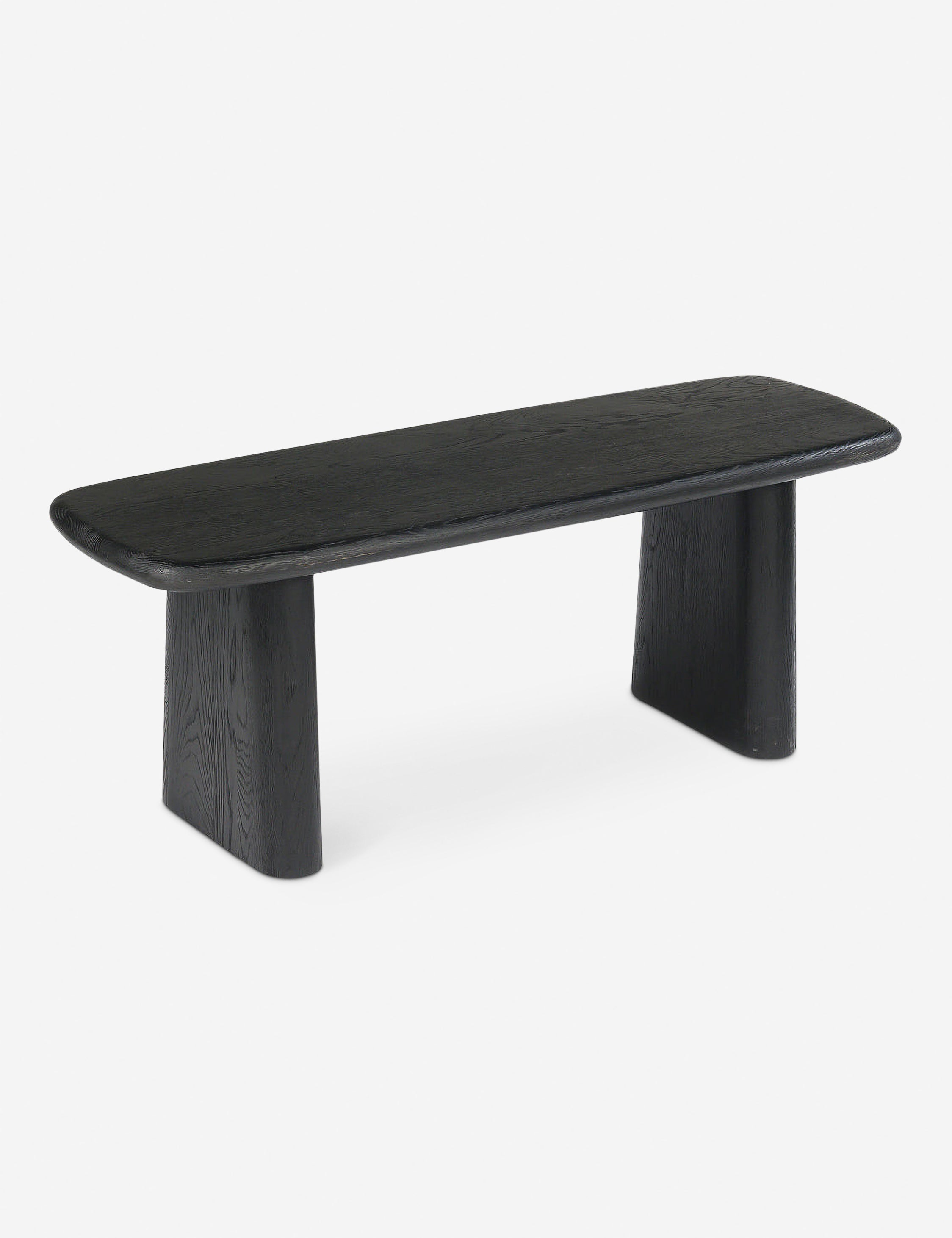 Banc - Dans un design en chêne épais, ce banc offre une silhouette élégante avec des grains de bois intéressants et des bords arrondis