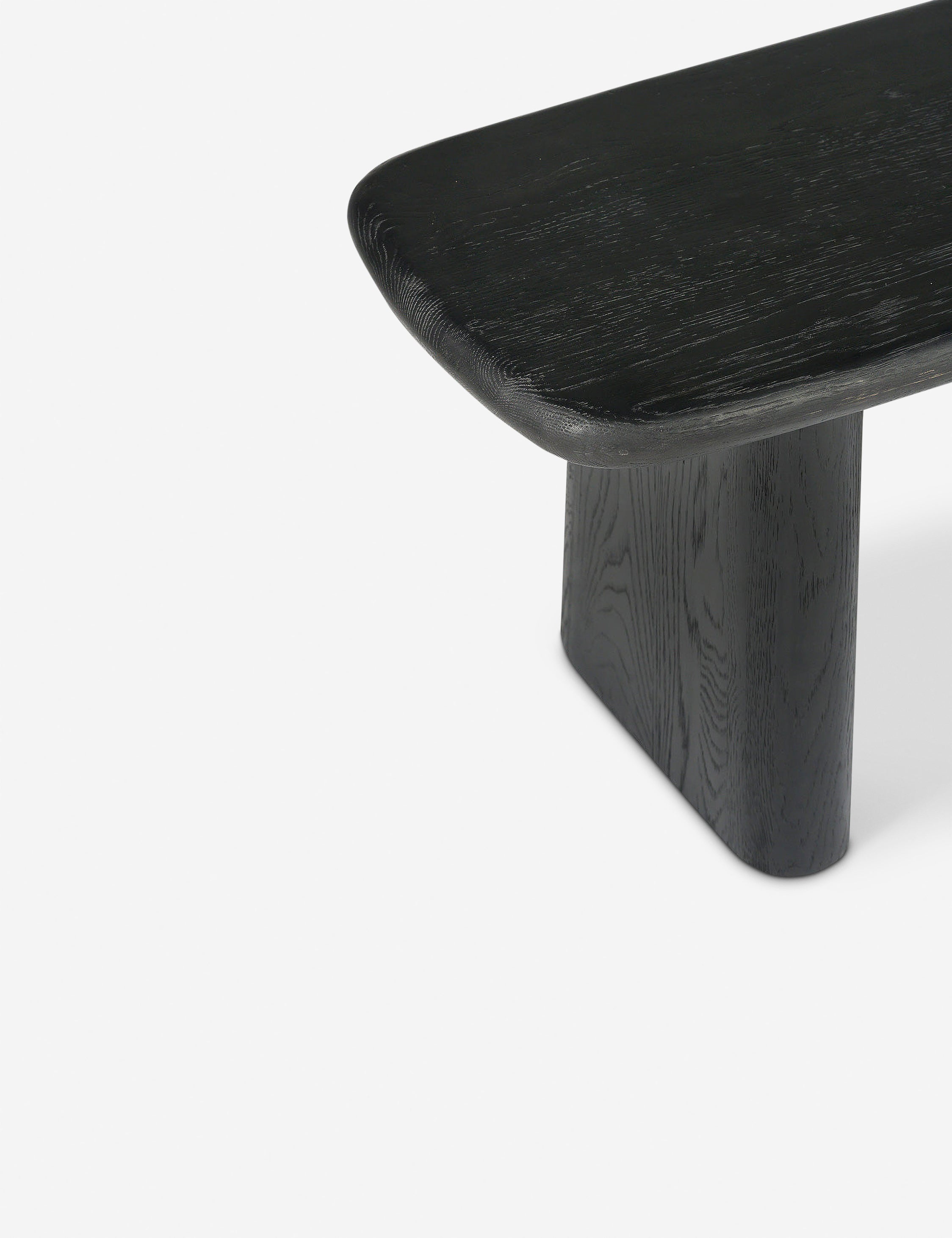 Banc - Dans un design en chêne épais, ce banc offre une silhouette élégante avec des grains de bois intéressants et des bords arrondis