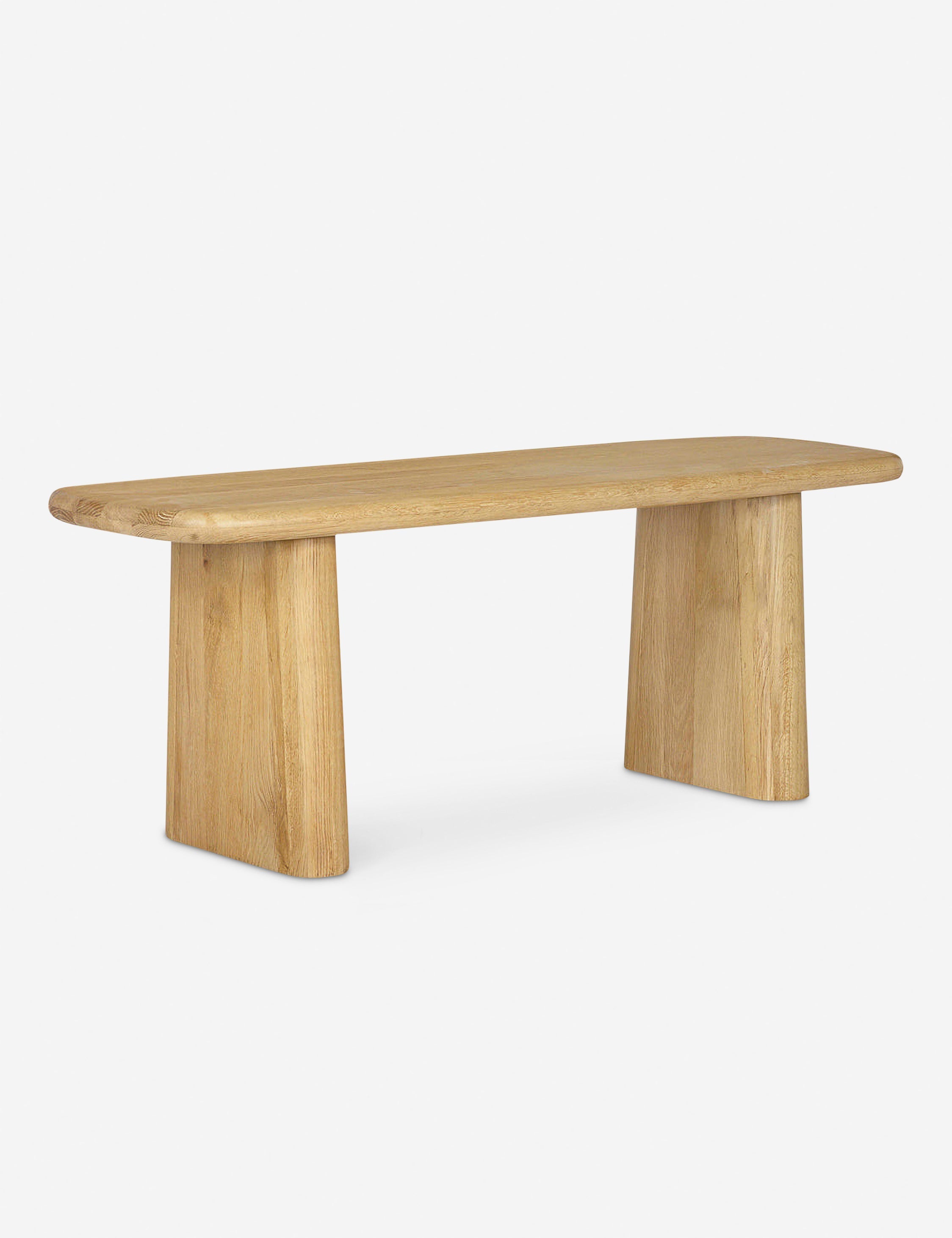 Banc - Dans un design en chêne épais, ce banc offre une silhouette élégante avec des grains de bois intéressants et des bords arrondis