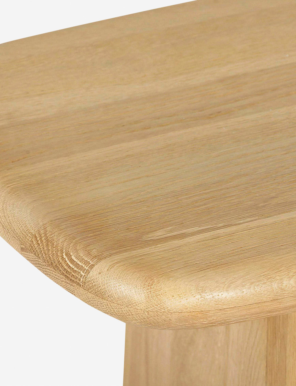 Banc - Dans un design en chêne épais, ce banc offre une silhouette élégante avec des grains de bois intéressants et des bords arrondis