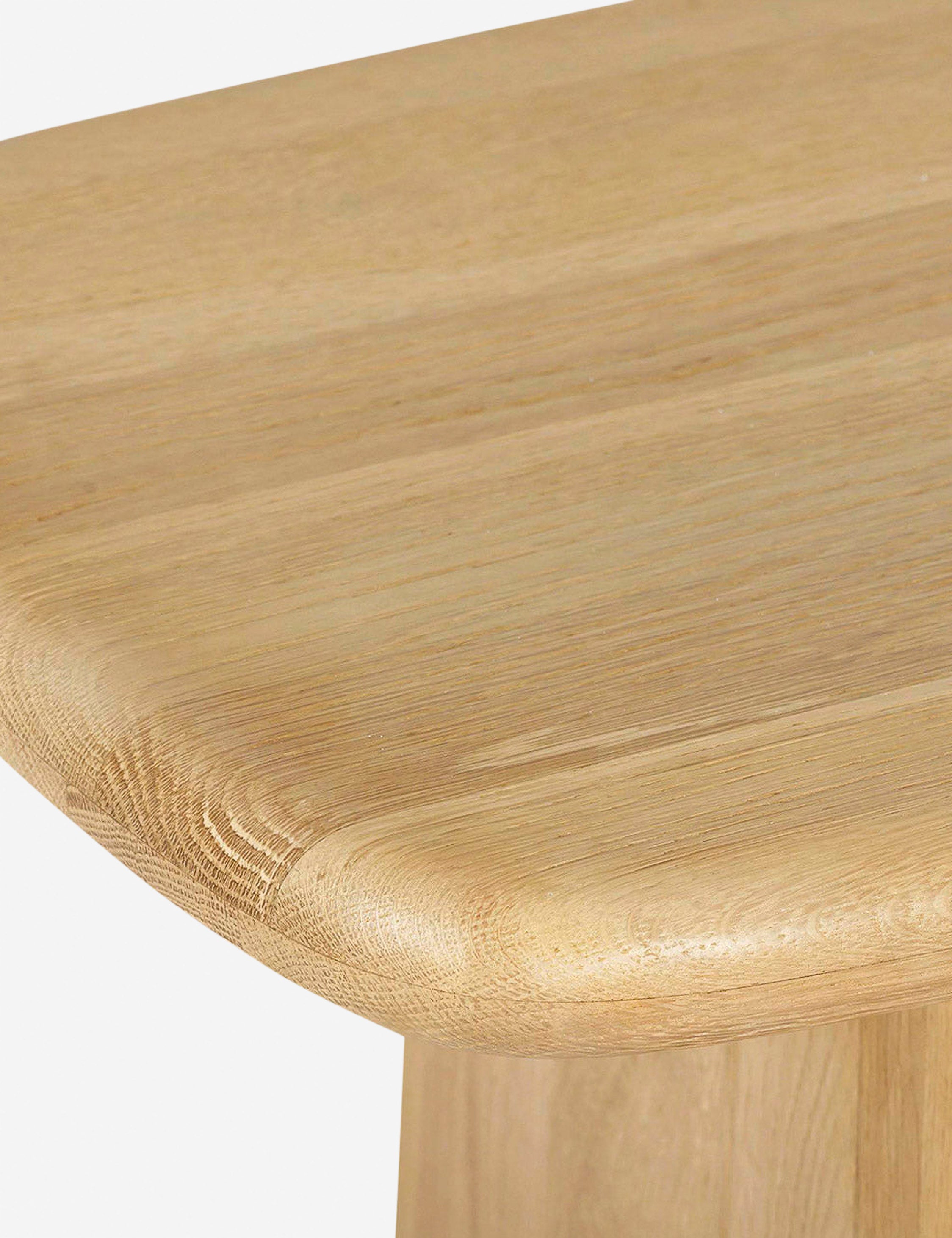 Banc - Dans un design en chêne épais, ce banc offre une silhouette élégante avec des grains de bois intéressants et des bords arrondis