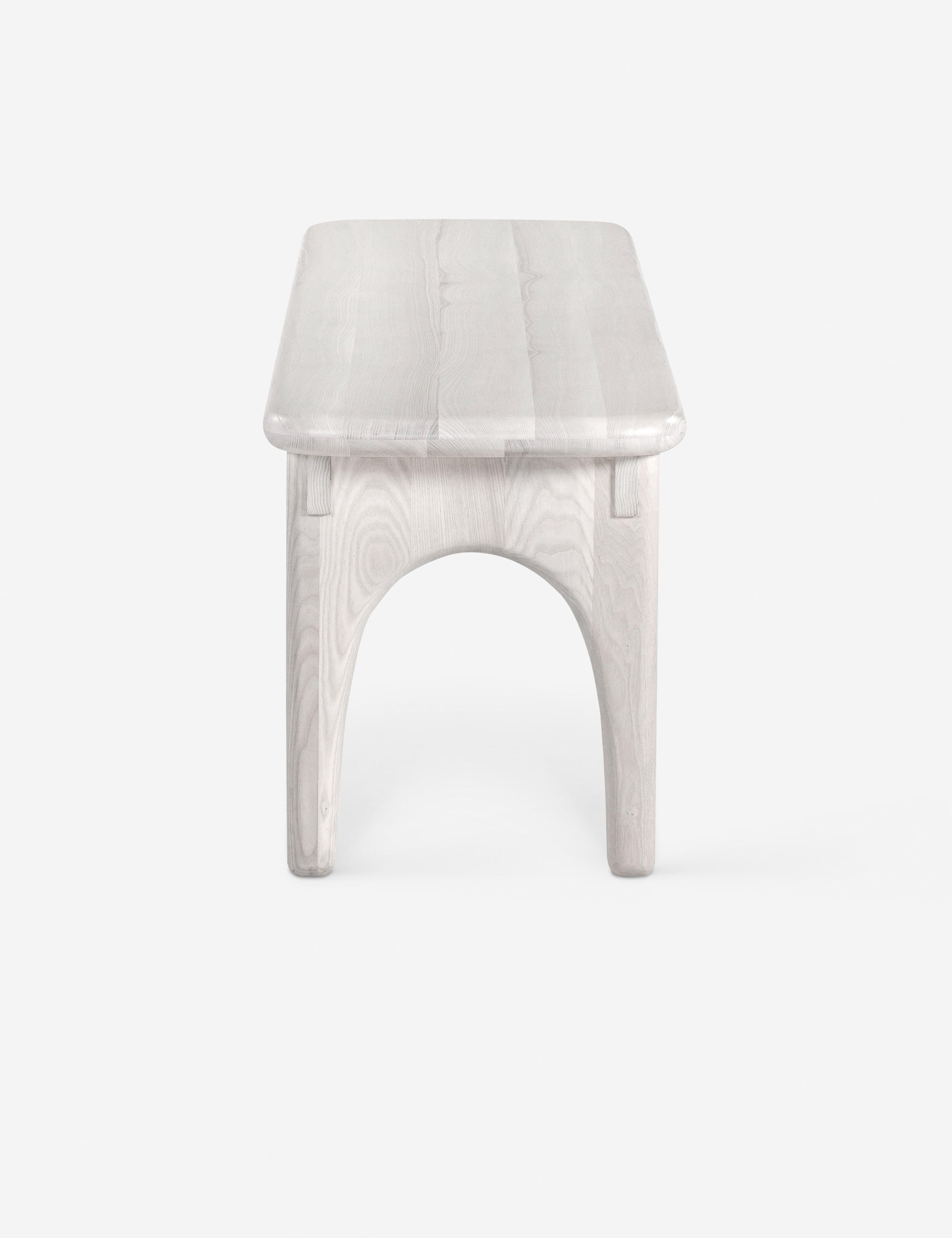 Banc - Des lignes architecturales et des bords arrondis confèrent à ce banc en bois de frêne un attrait doux et rustique.