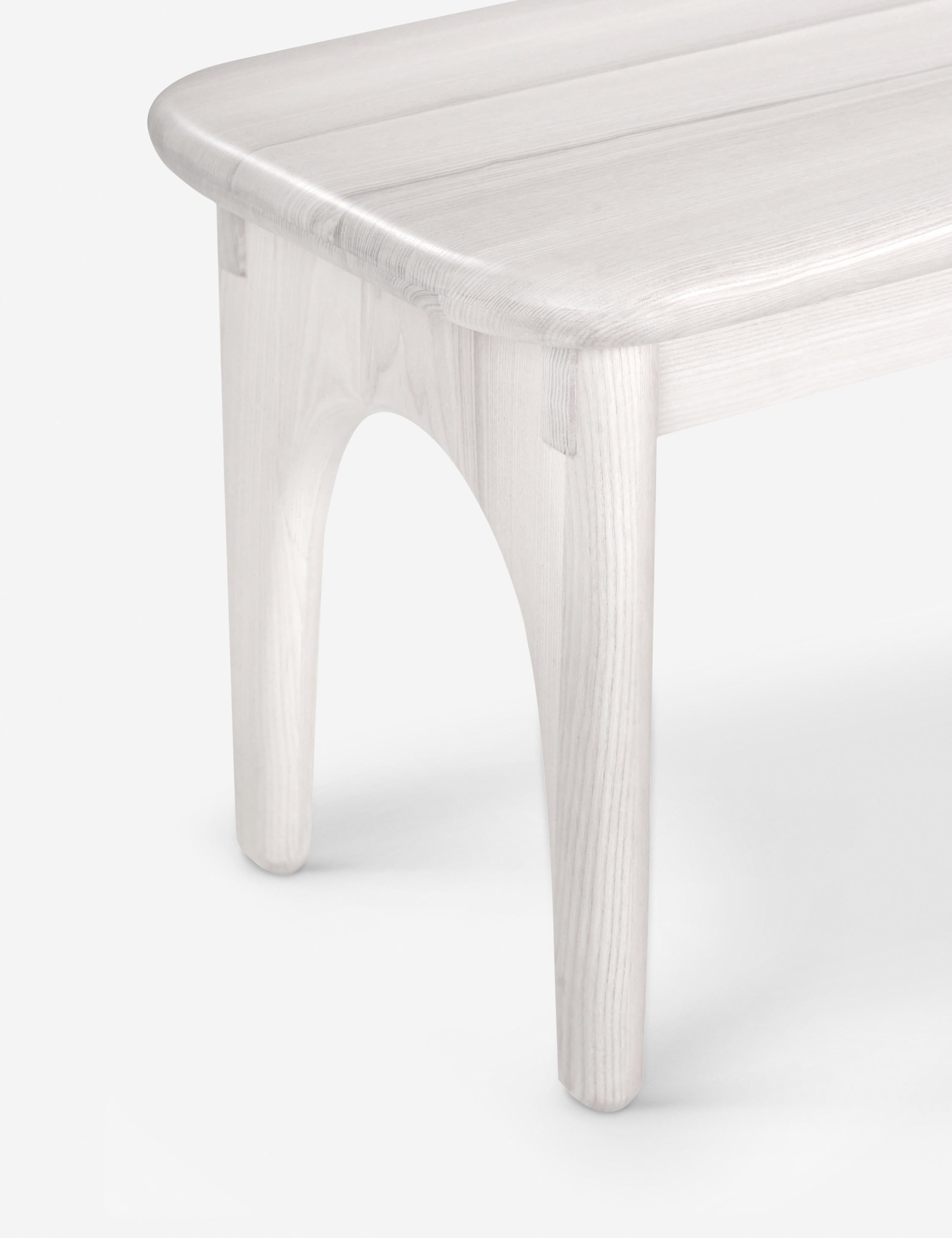 Banc - Des lignes architecturales et des bords arrondis confèrent à ce banc en bois de frêne un attrait doux et rustique.